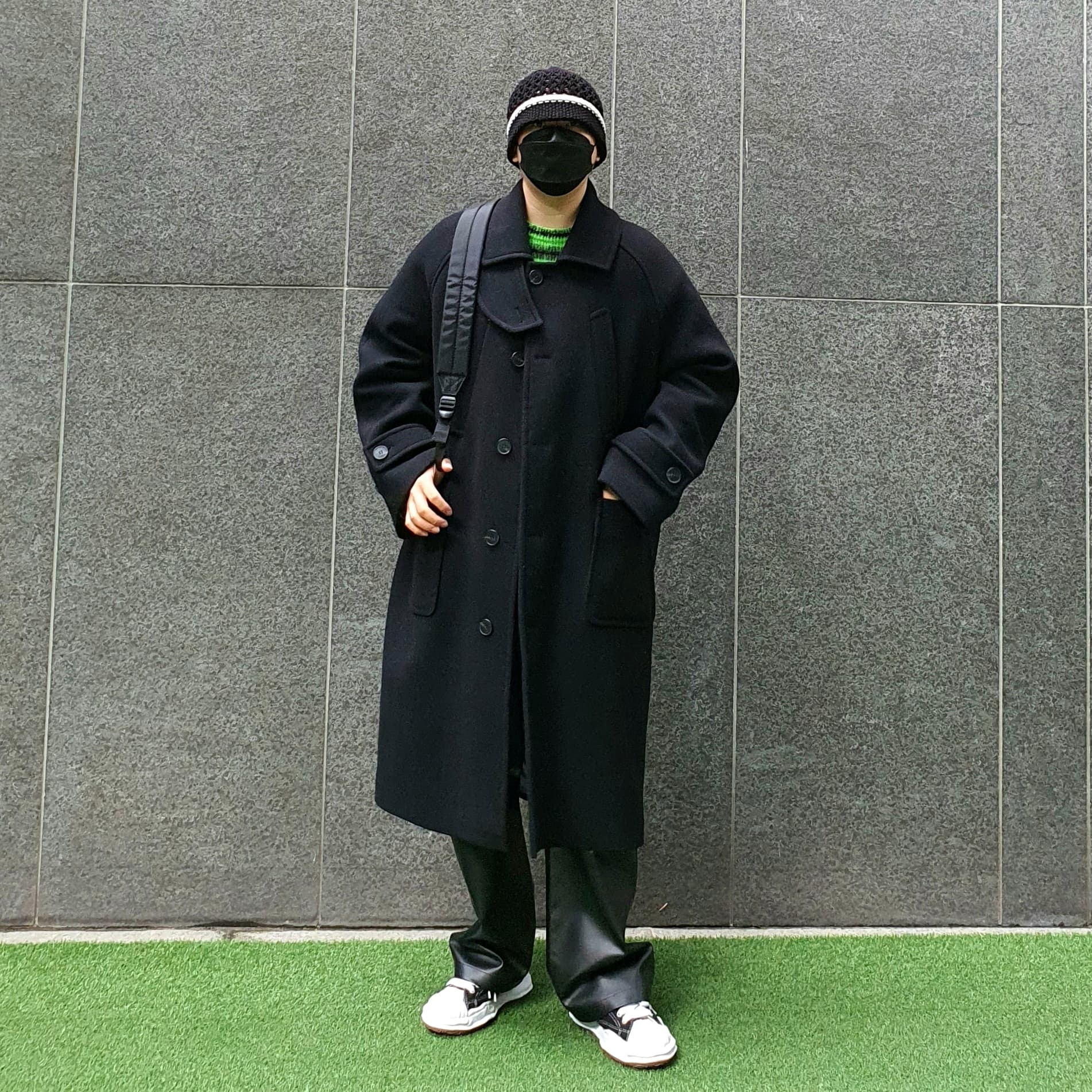 Undermycar Legion.02 Balmacaan Oversized Wool Coat Black, Maison Mihara Yasuhiro Blakey OG Sole Canvas Low-top Sneakers Black 착용 스타일