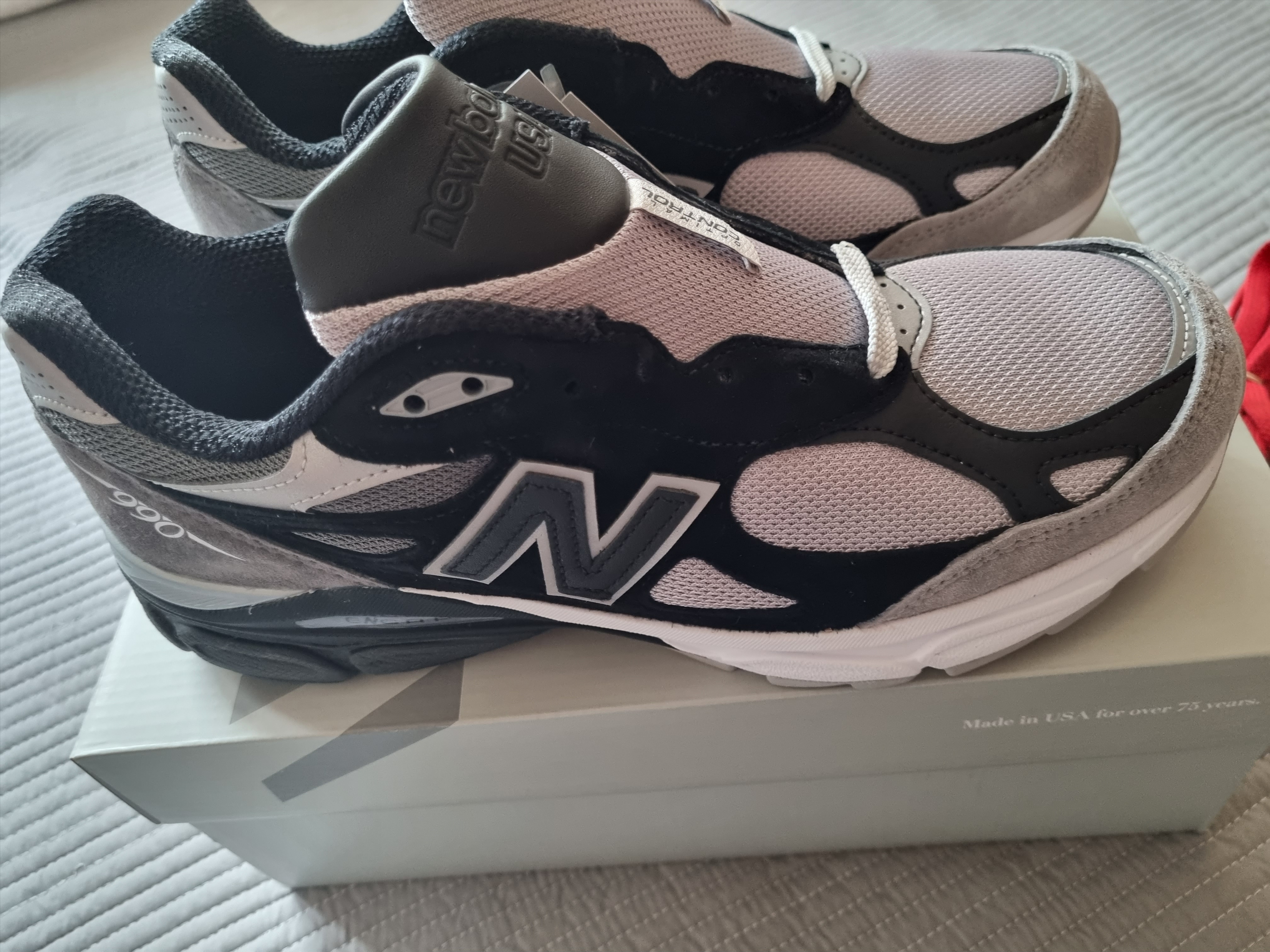 New Balance x DTLR 990v3 Grey Scale 착용 스타일 - 4