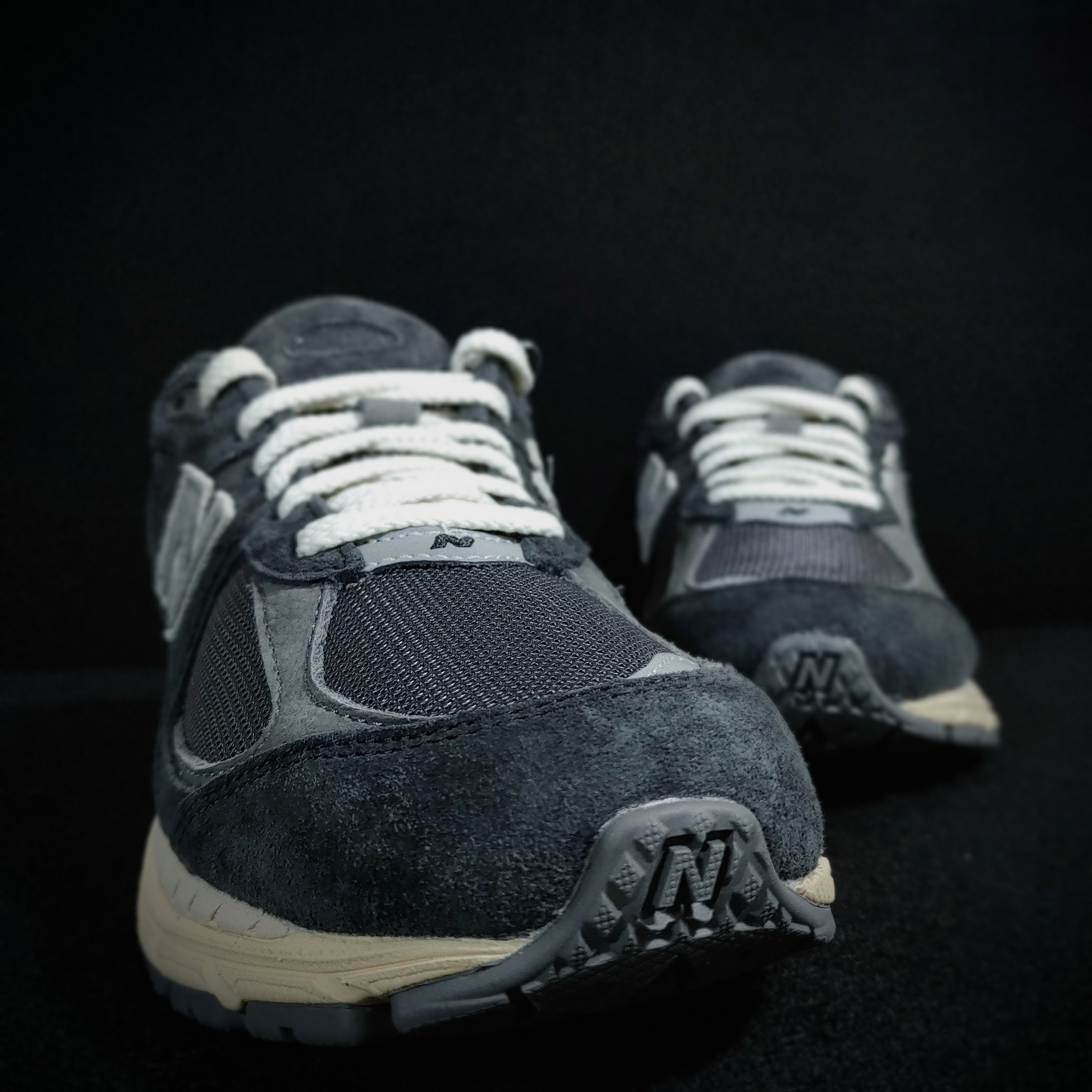 New Balance 2002R Special Vintage Black Grey 착용 스타일 - 5