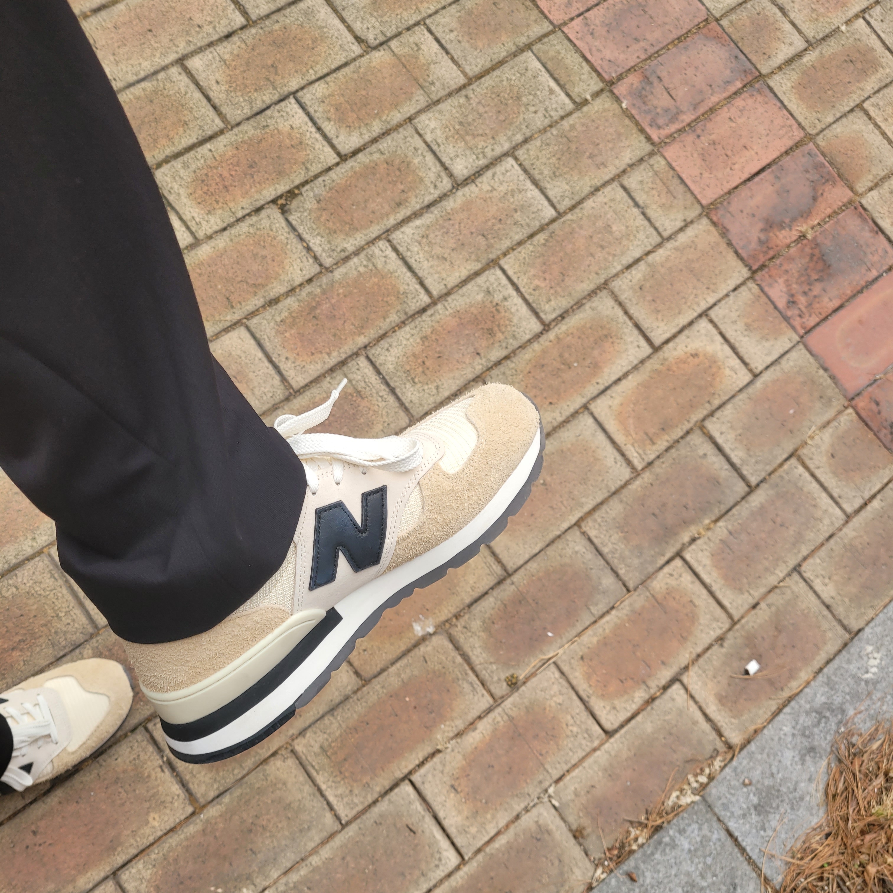New Balance 990v1 Made in USA Incense Macadamia Nut 착용 스타일 - 2