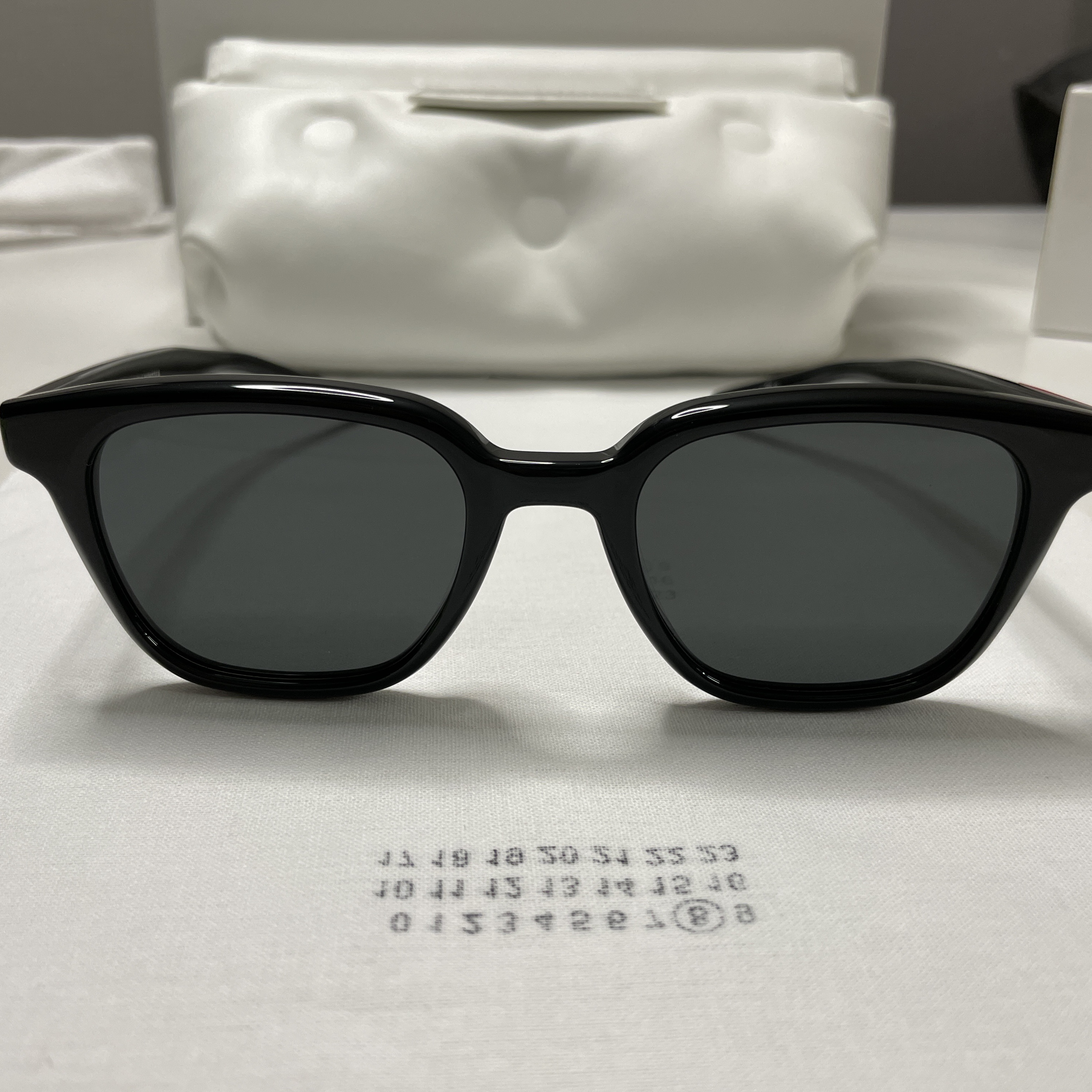Gentle Monster x Maison Margiela MM007 Black Black 착용 스타일 - 1