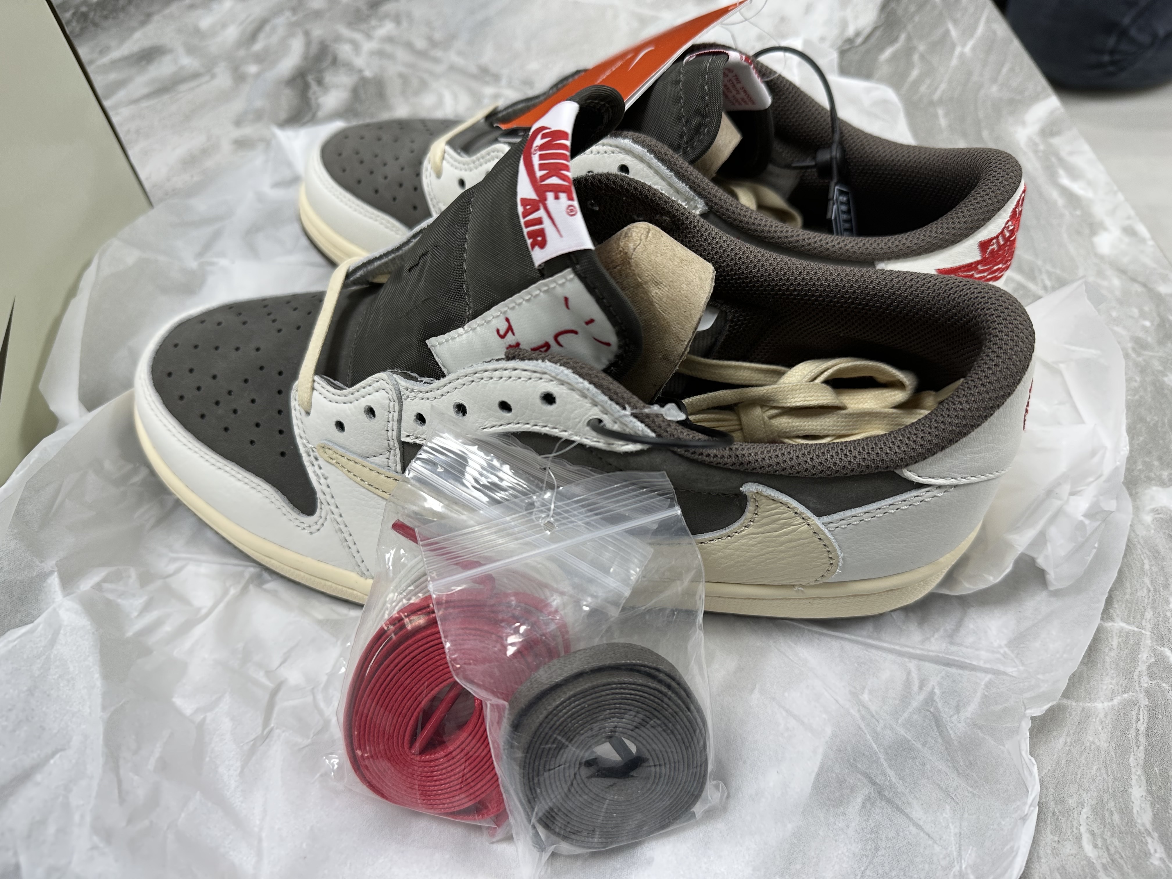 Jordan 1 x Travis Scott Retro Low OG SP Sail and Ridgerock 착용 스타일