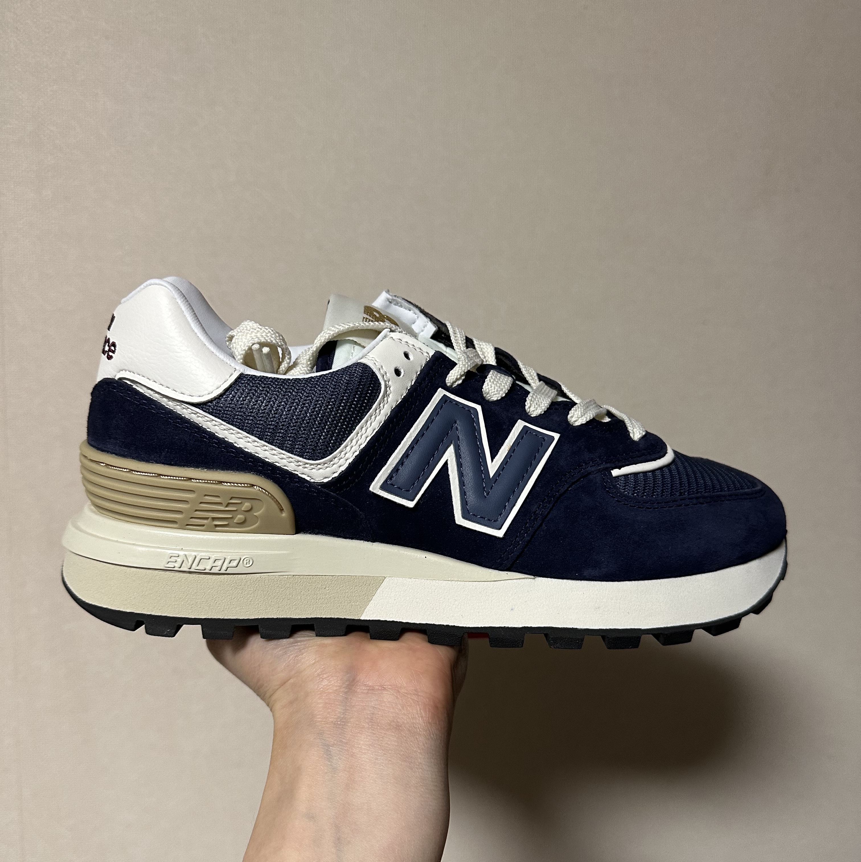 New Balance 574 Legacy Navy 착용 스타일 - 1