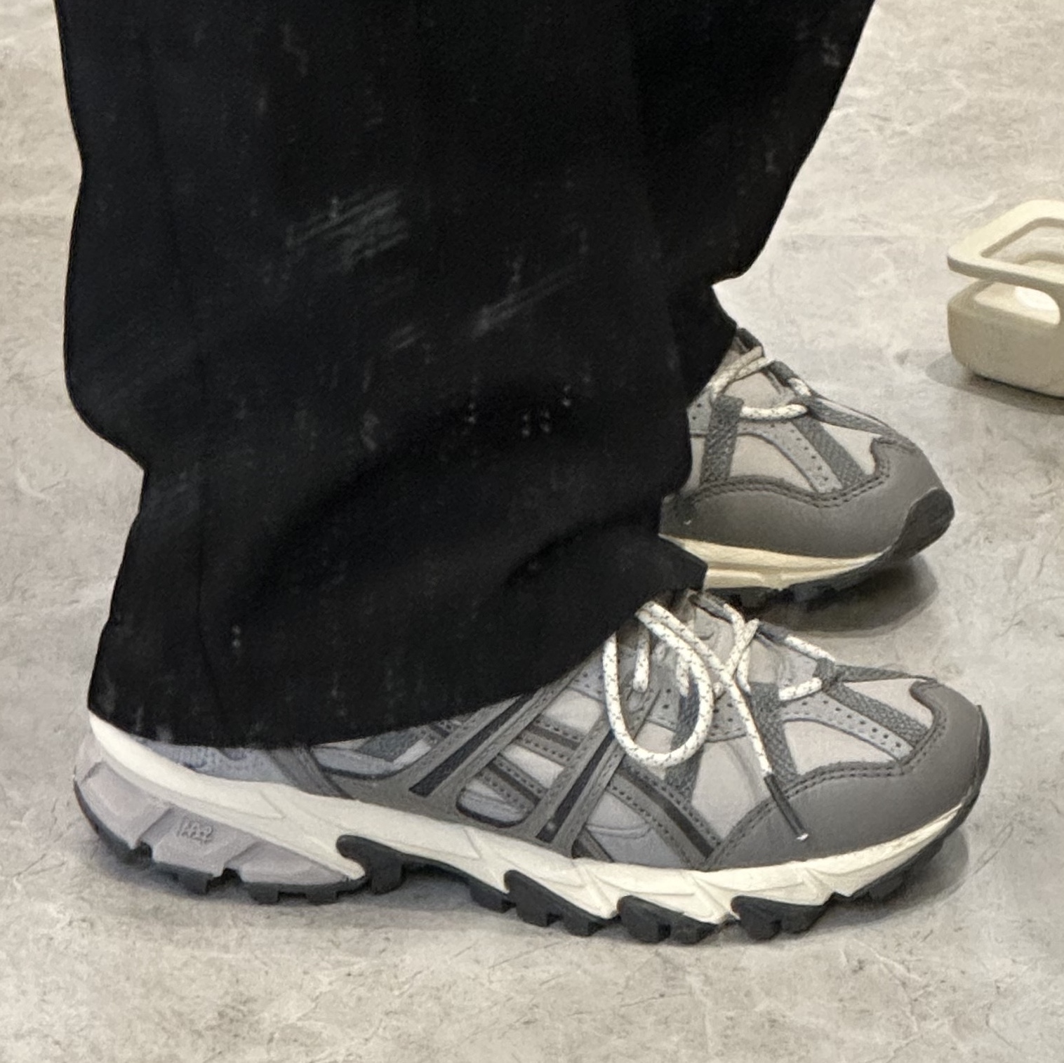 Asics Gel-Sonoma 15-50 Oyster Grey Clay Grey 착용 스타일 - 2