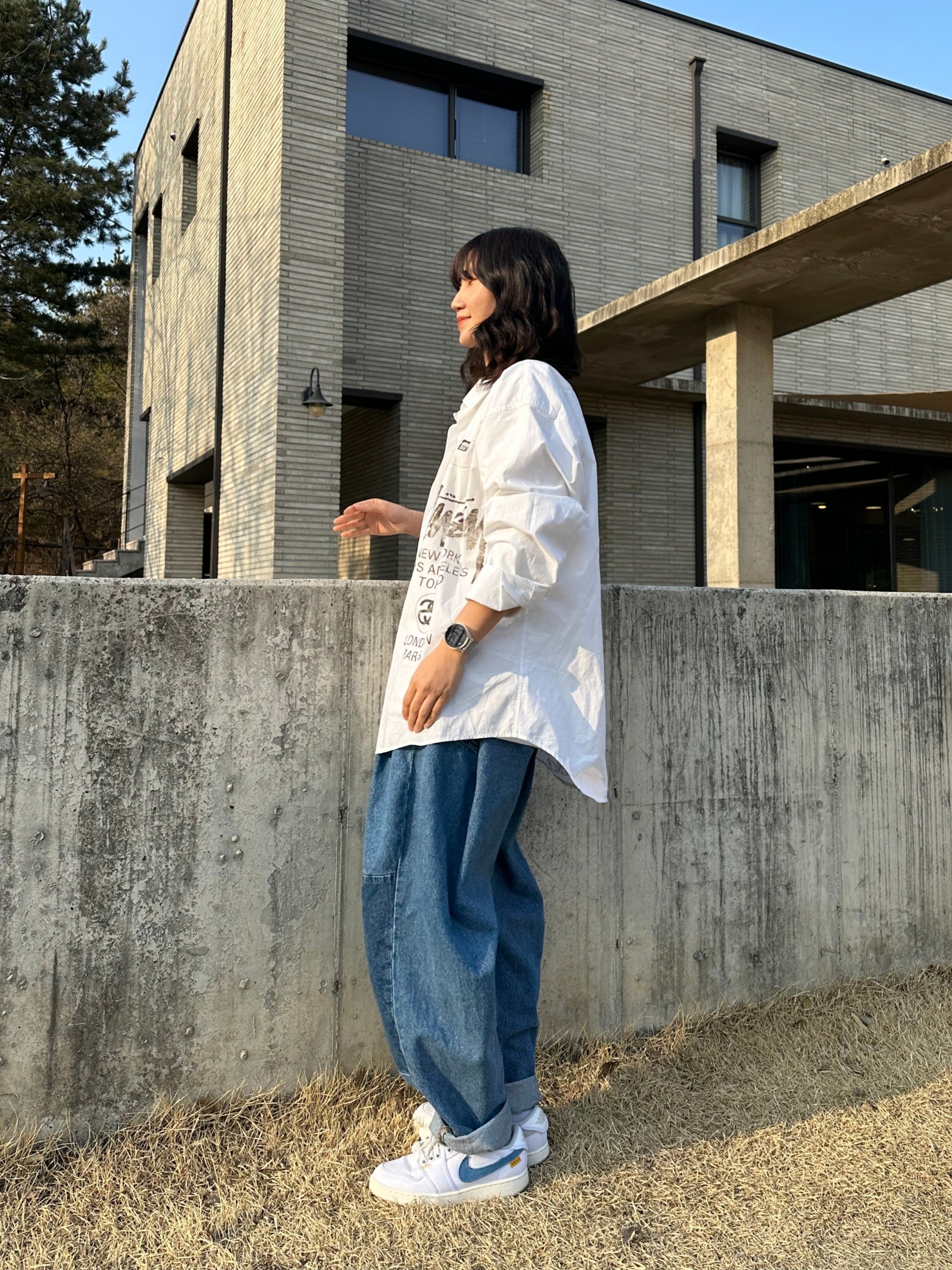 Stussy World Tour Shirt White, Zara x Ader Error Barrel Leg Jeans Blue 착용 스타일 - 1