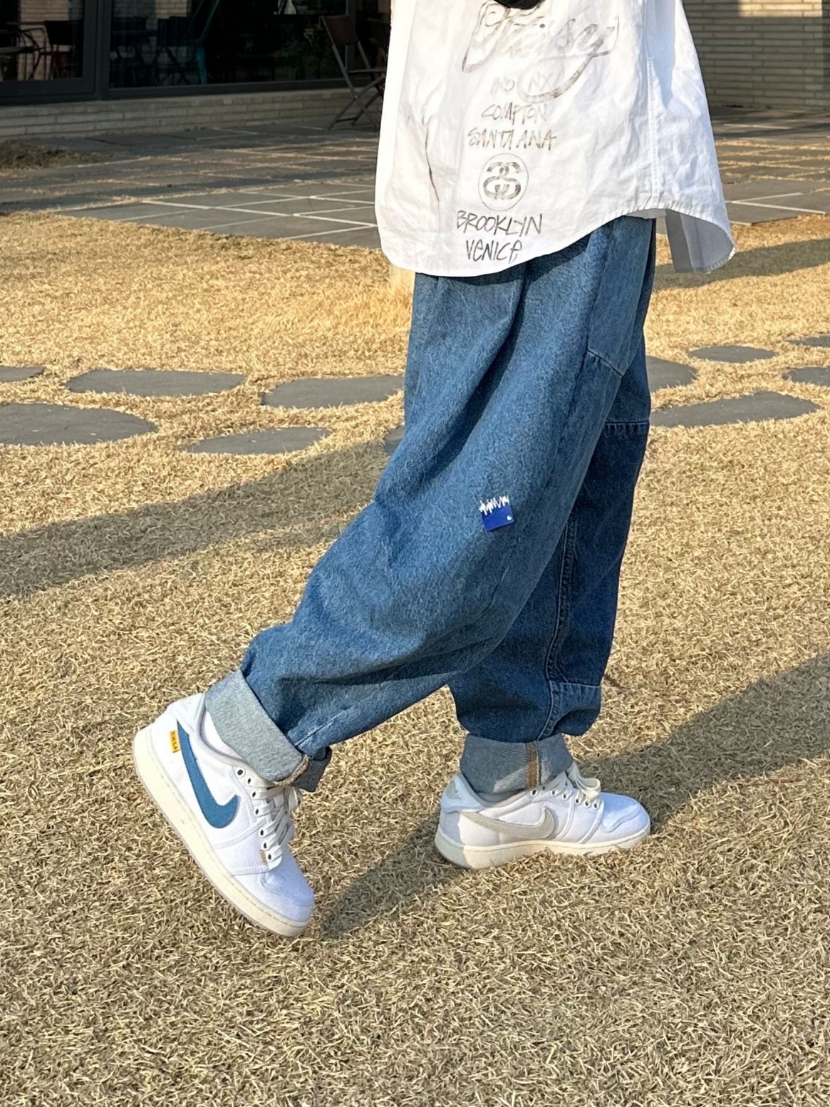 Stussy World Tour Shirt White, Zara x Ader Error Barrel Leg Jeans Blue 착용 스타일 - 3