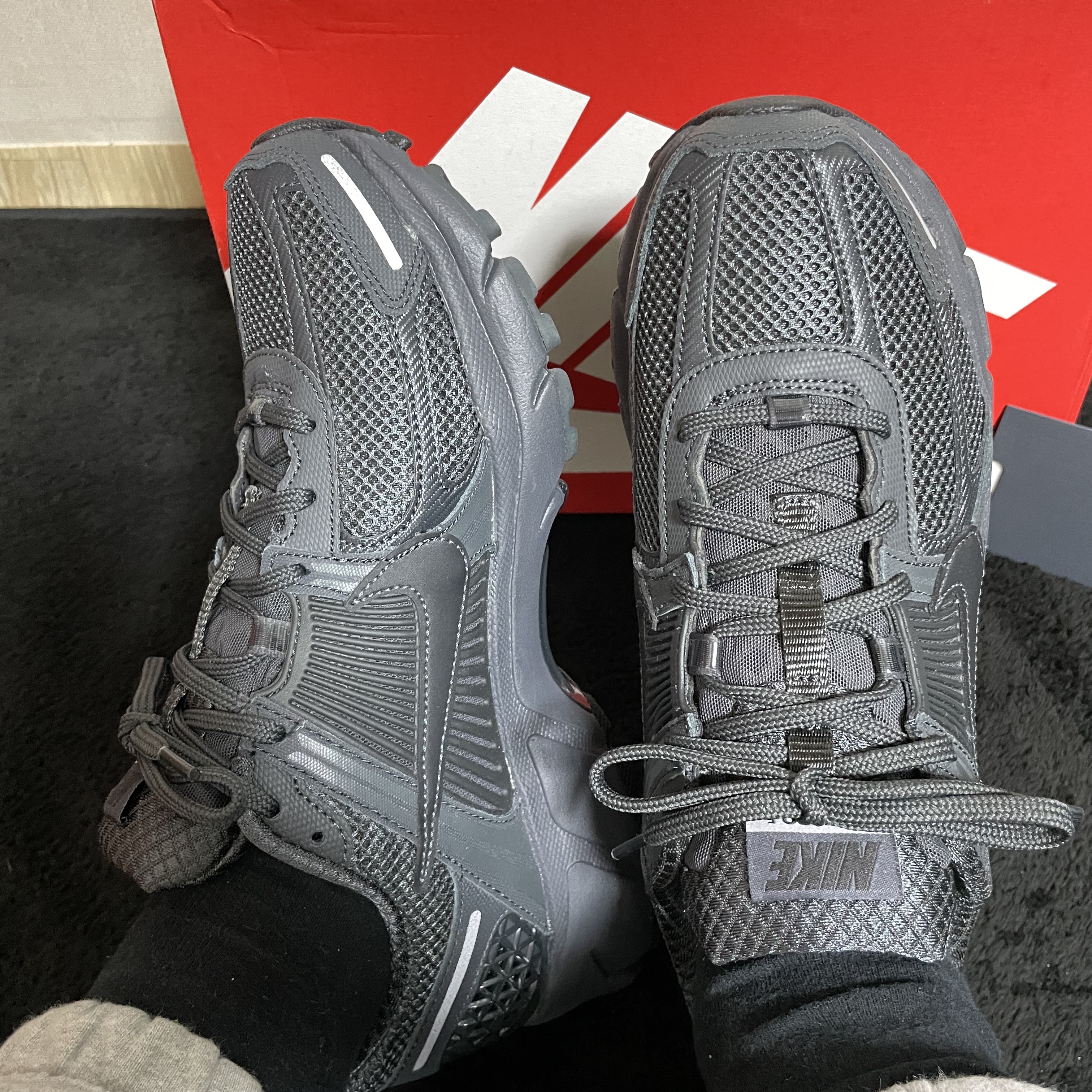 Nike Zoom Vomero 5 SP Anthracite 2023 착용 스타일 - 2