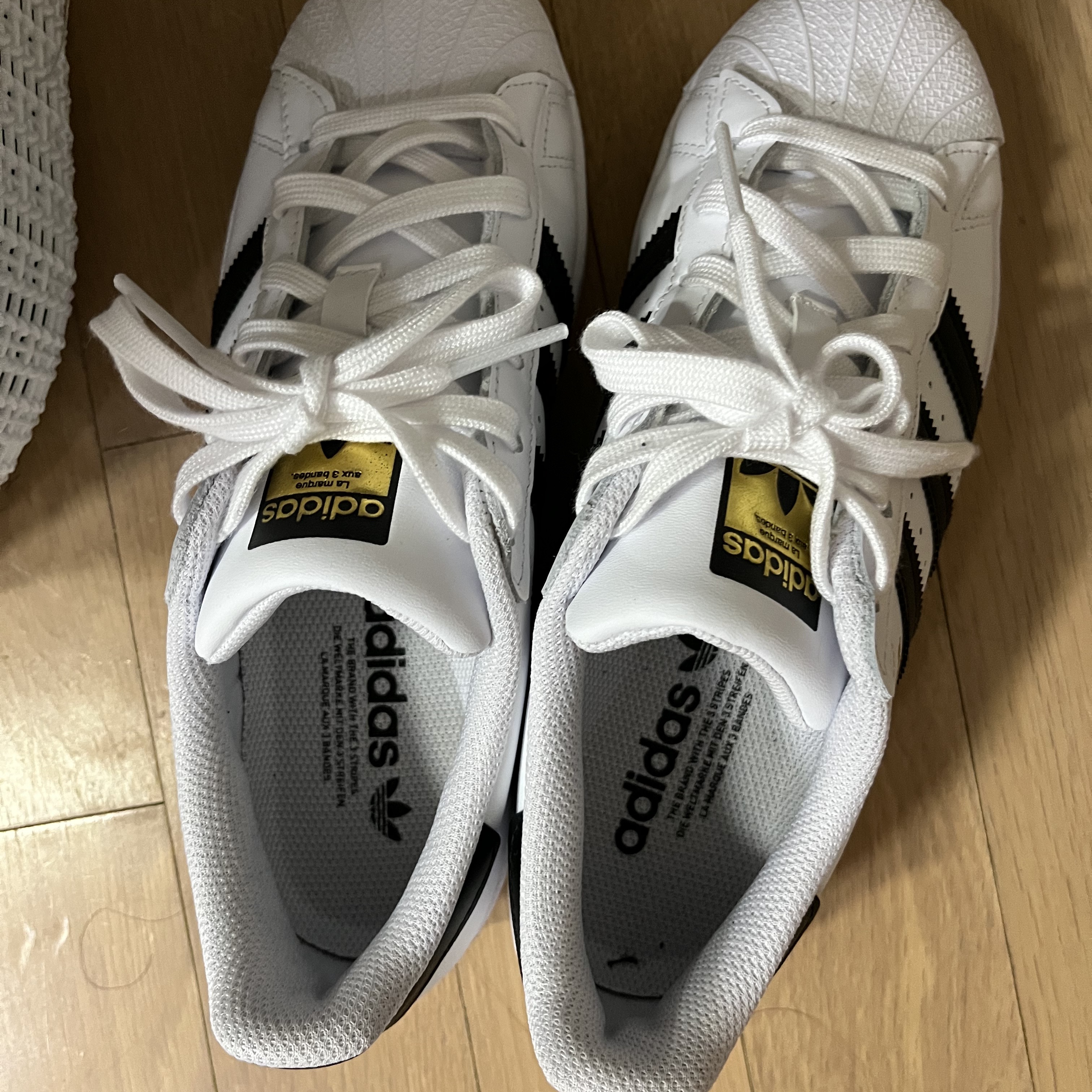 Adidas Superstar White Black 착용 스타일 - 3