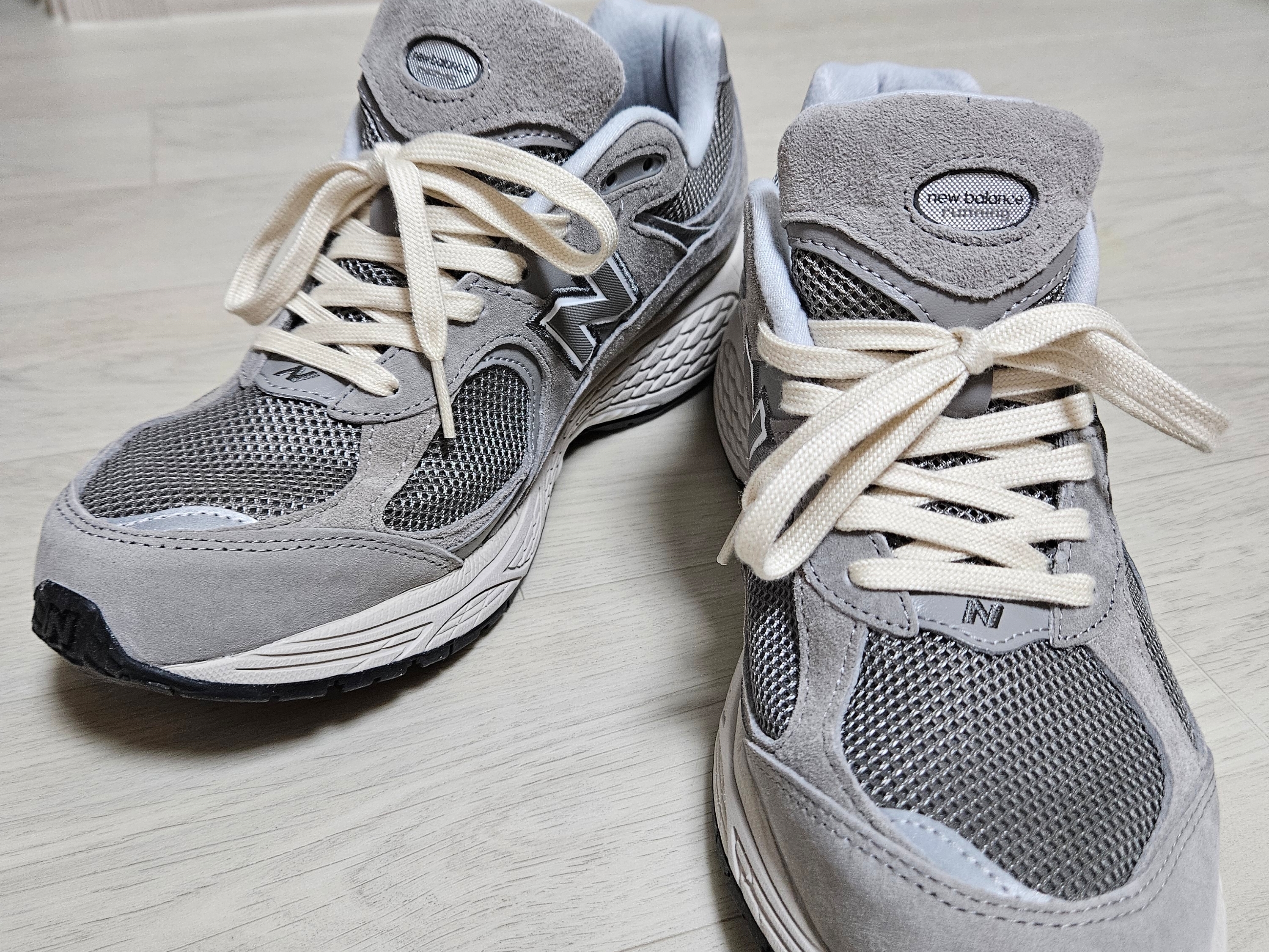 New Balance 2002R Grey 착용 스타일 - 1