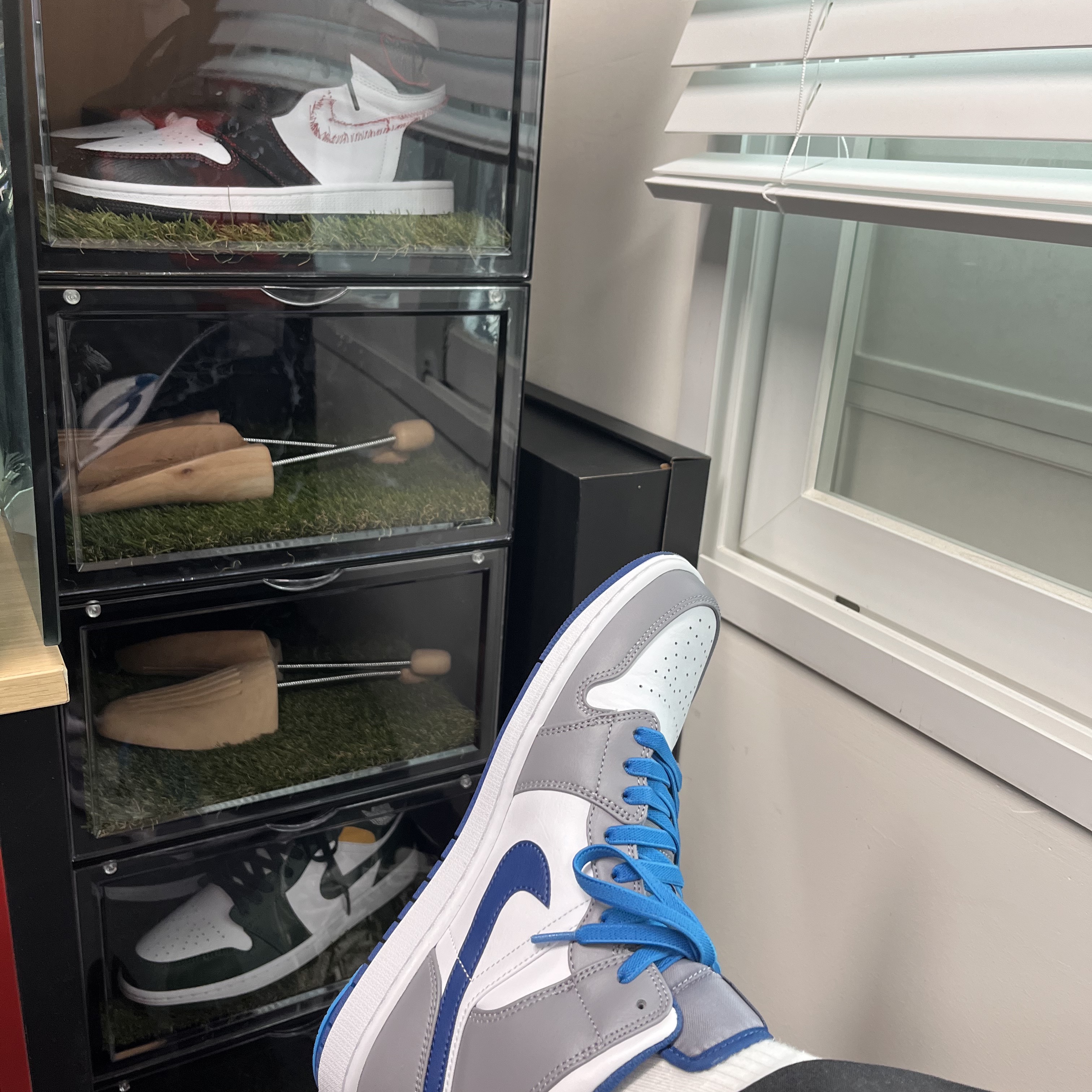 Jordan 1 Mid Cement Grey True Blue, Jordan 1 Retro High Defiant White Black Gym Red 착용 스타일