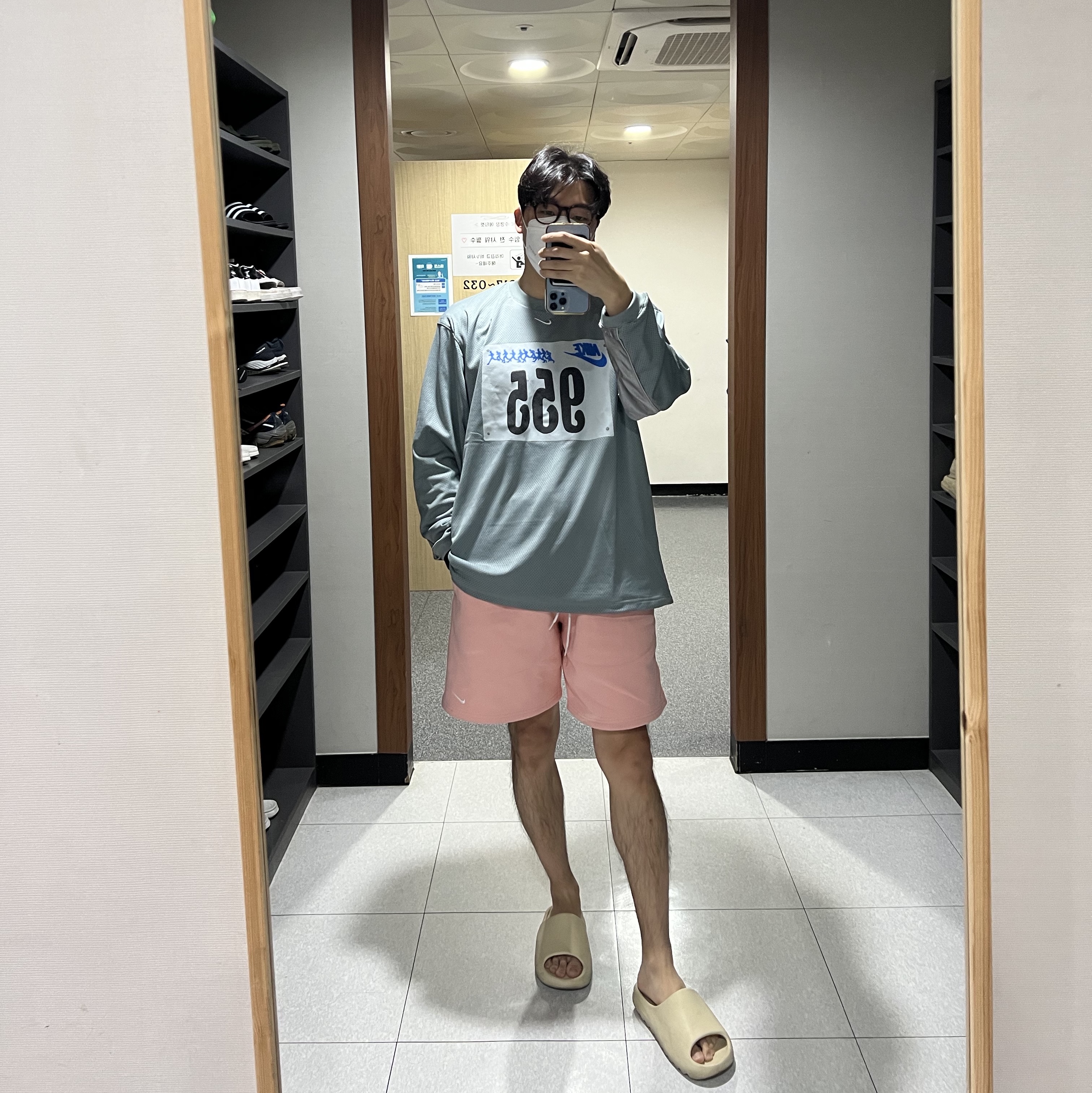Adidas Yeezy Slide Bone, Nike NRG Solo Swoosh Fleece Shorts Bleached Coral - Asia 착용 스타일