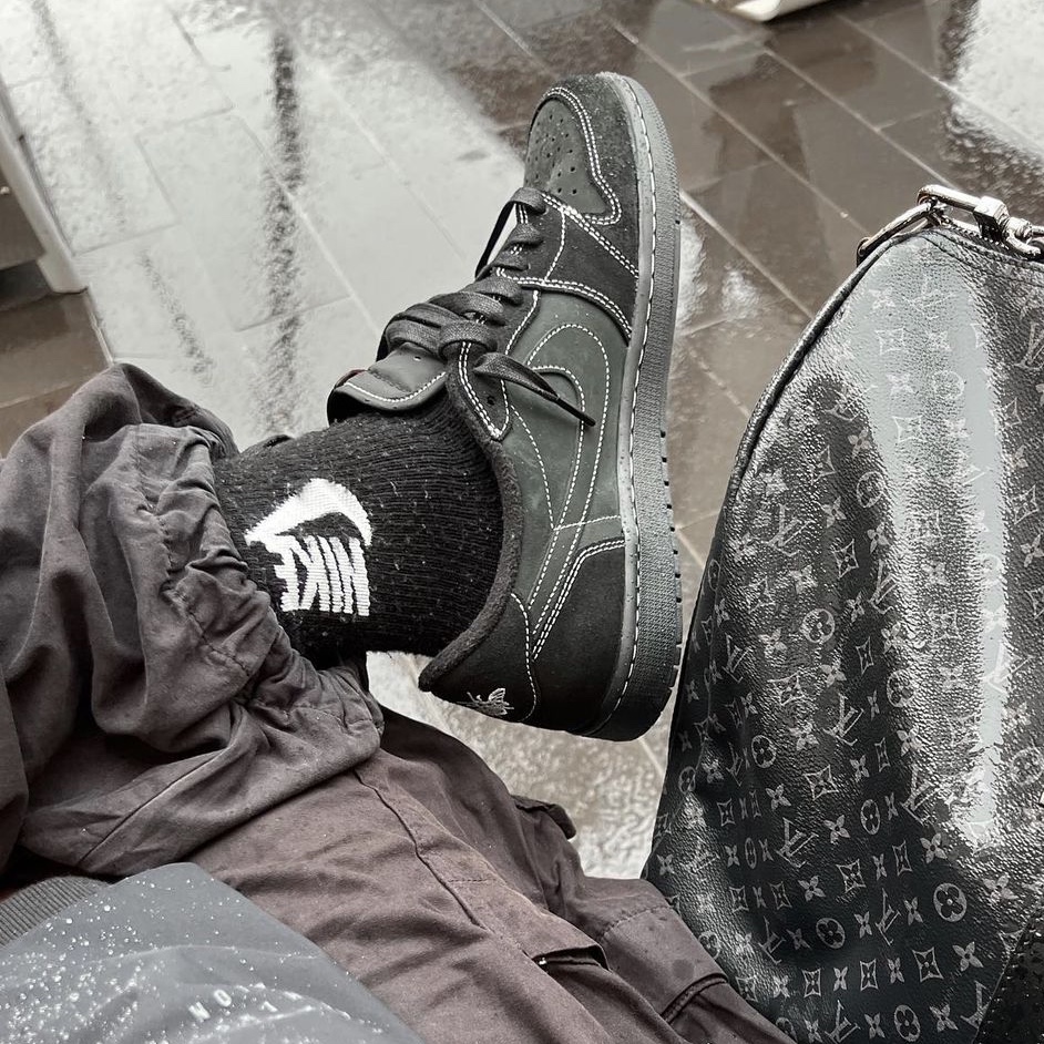 Jordan 1 x Travis Scott Retro Low OG SP Black Phantom 착용 스타일