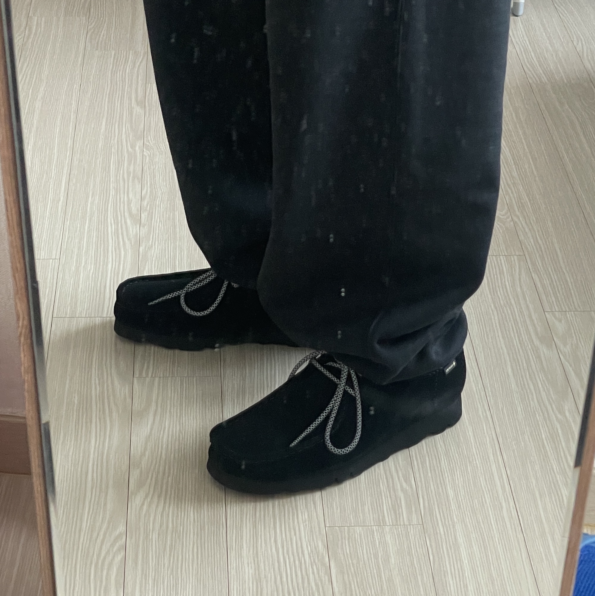 Clarks Wallabee Gore-Tex Black Suede 착용 스타일