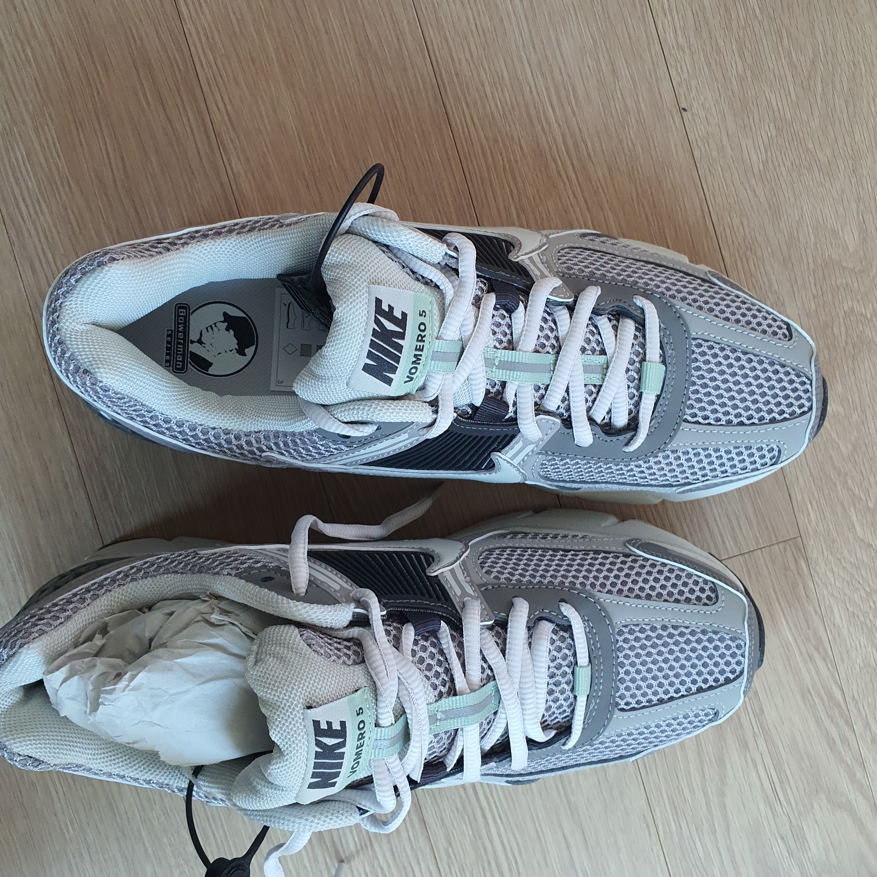 (W) Nike Zoom Vomero 5 Cobblestone and Flat Pewter 착용 스타일
