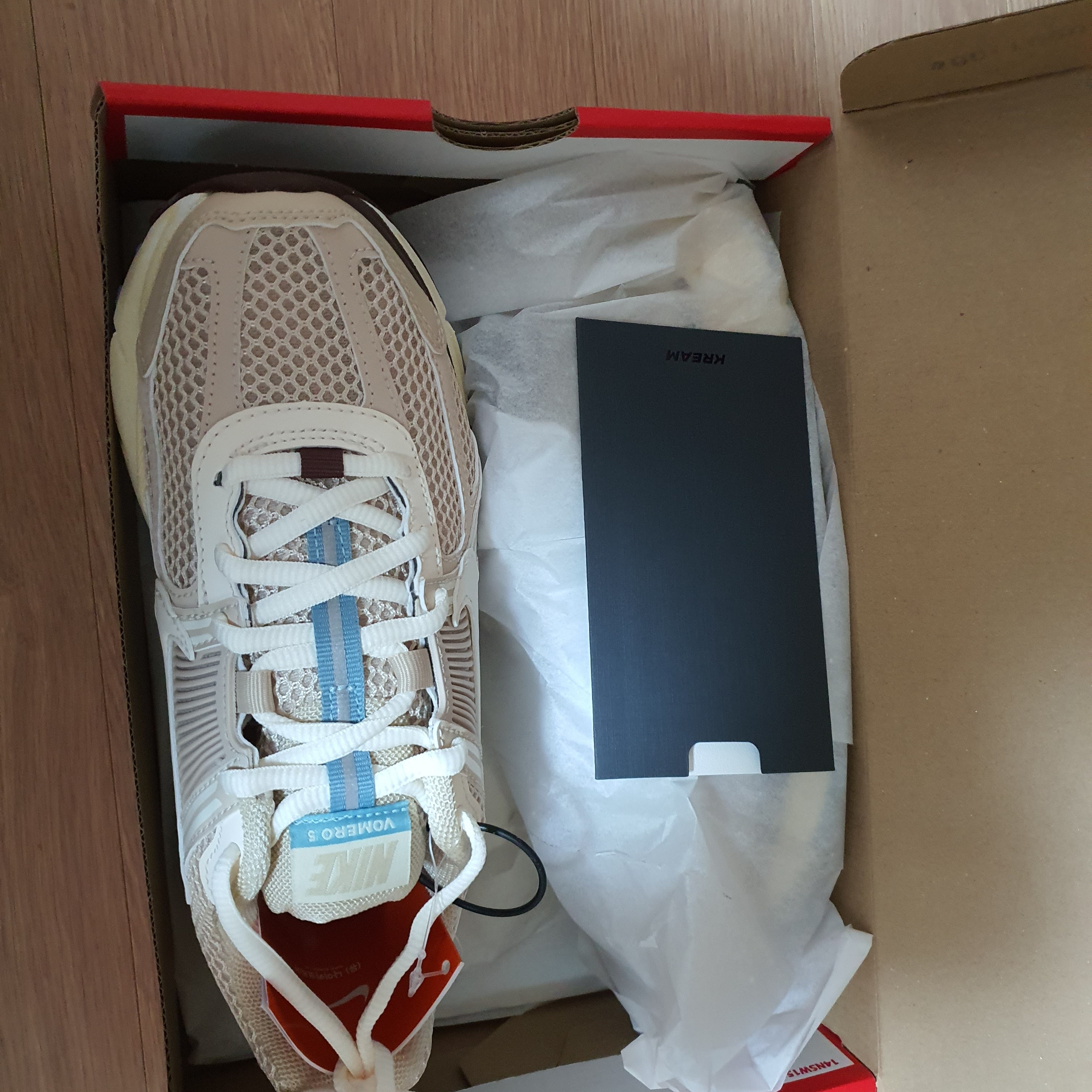 (W) Nike Zoom Vomero 5 Oatmeal 착용 스타일