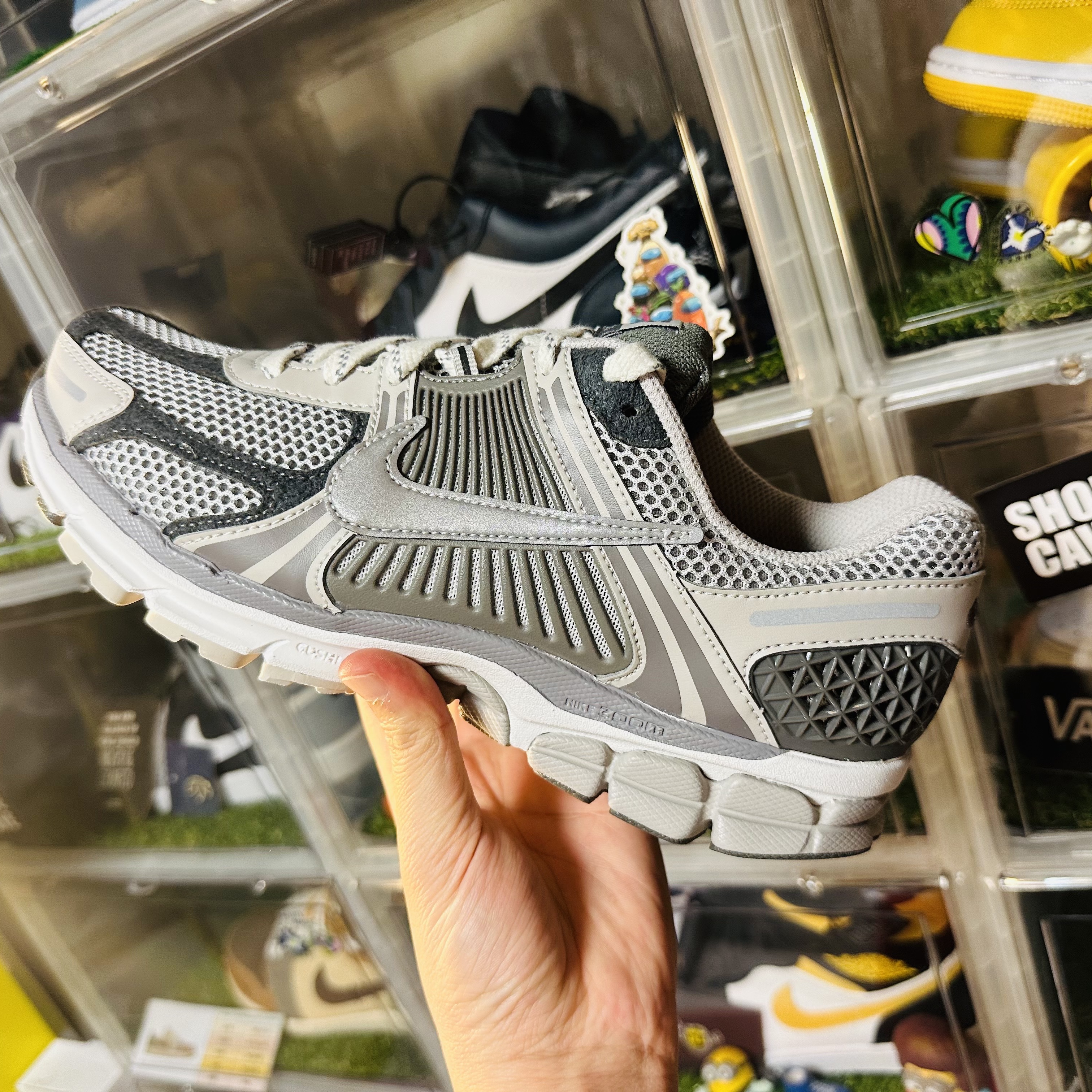 Nike Zoom Vomero 5 PRM Light Iron Ore and Flat Fewter 착용 스타일 - 1