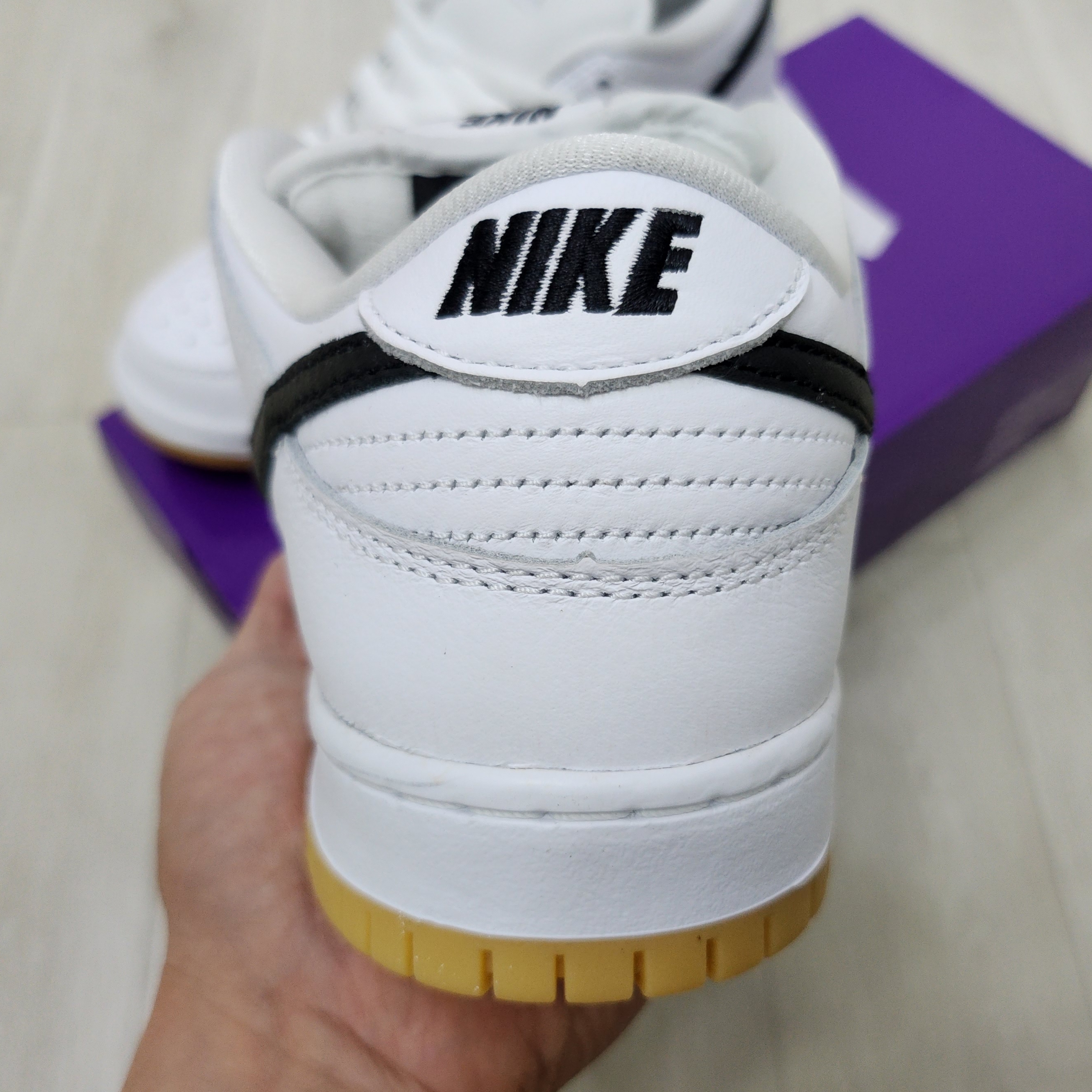 Nike SB Dunk Low Pro White and Gum Light Brown 착용 스타일 - 3
