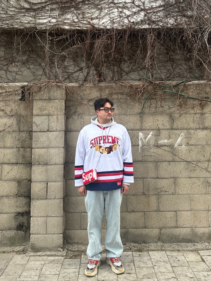 Balenciaga Triple S Trainer Blue Red, Supreme Gremlins Hockey Jersey White - 22FW 착용 스타일 - 1
