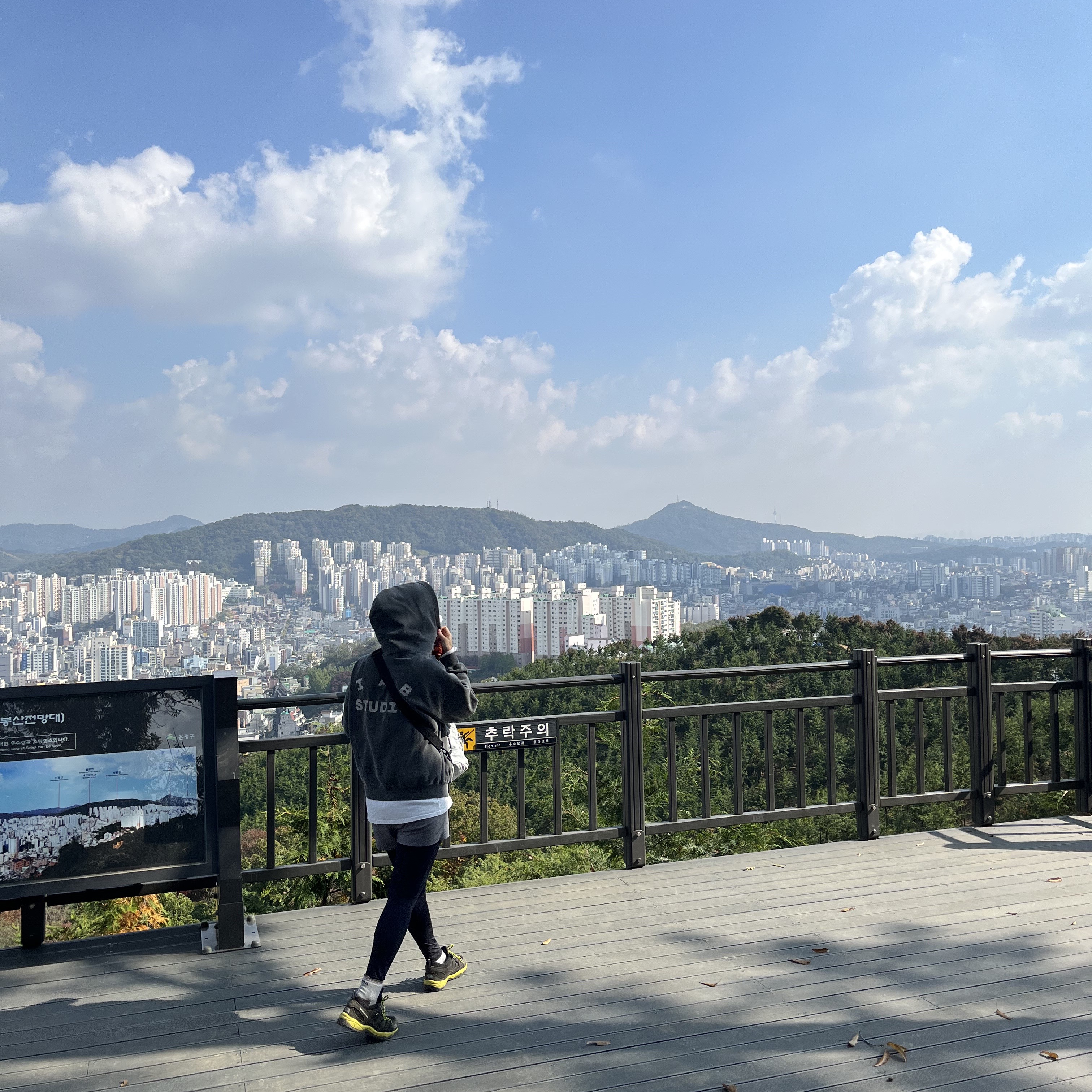 IAB Studio Pigment Hoodie Black 착용 스타일