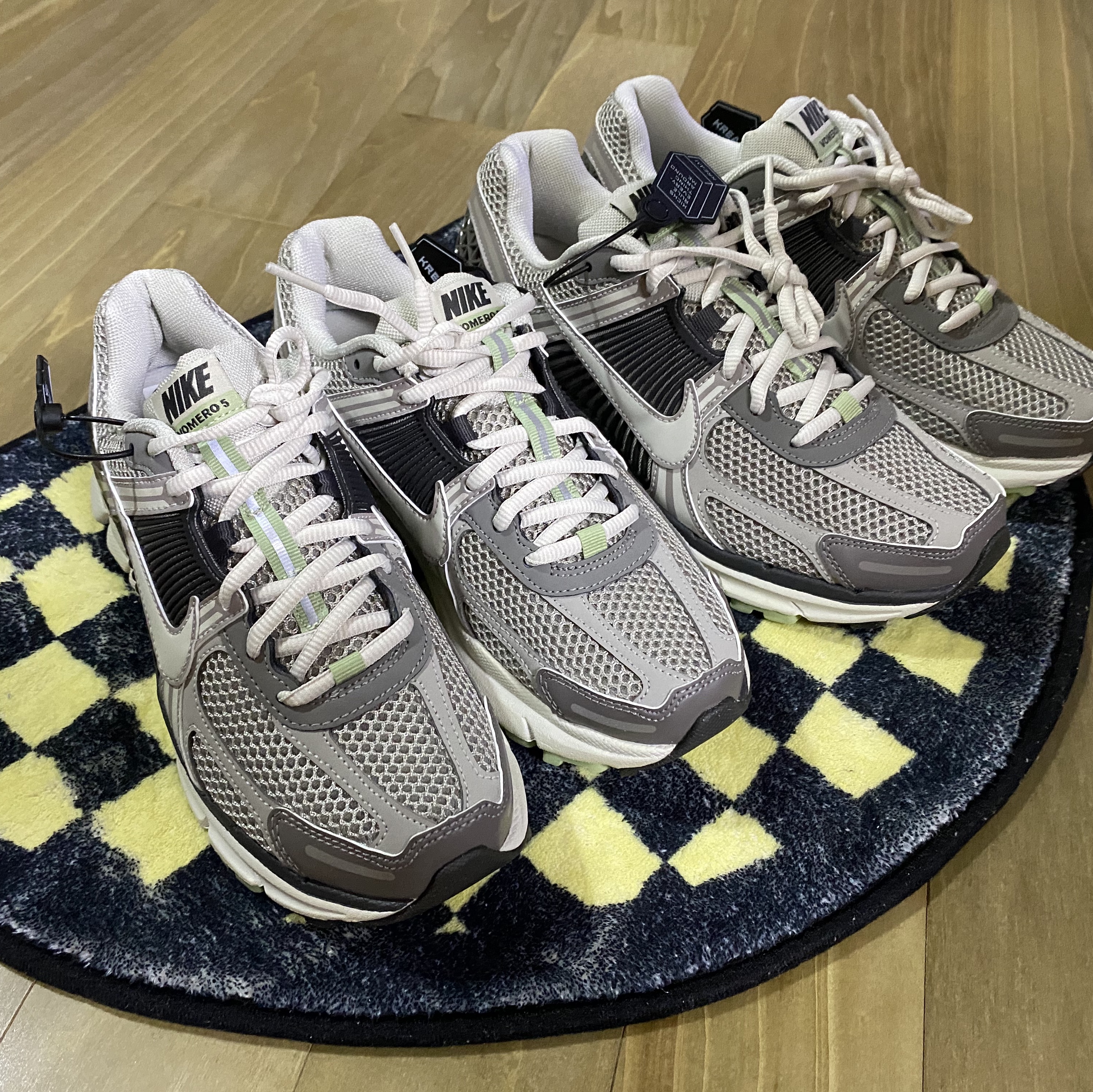 (W) Nike Zoom Vomero 5 Cobblestone and Flat Pewter 착용 스타일