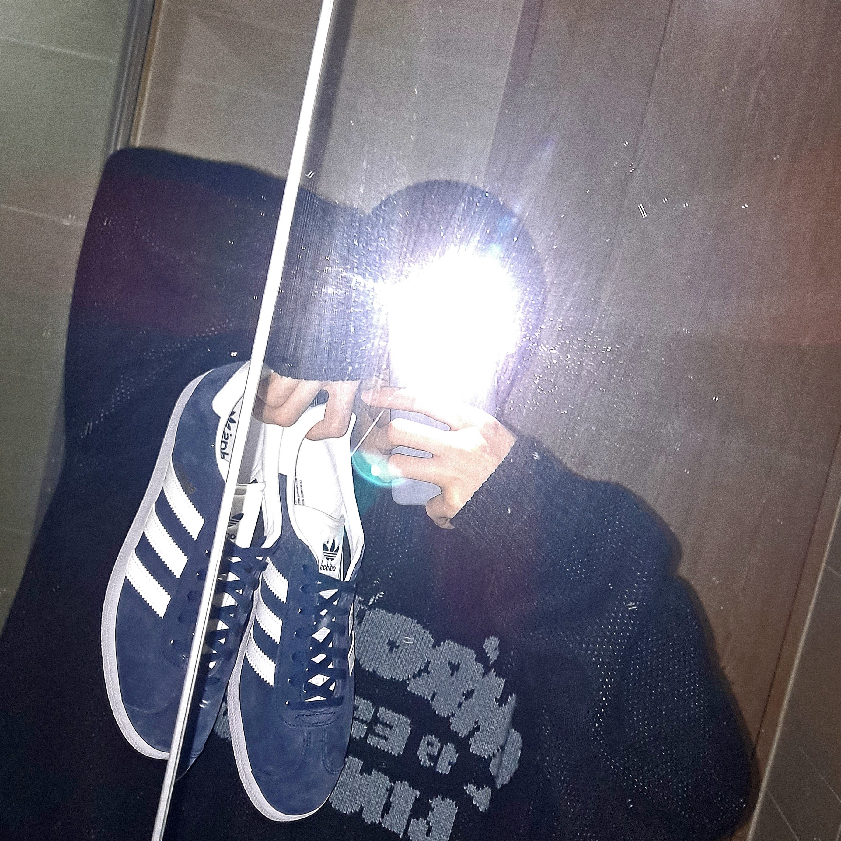 Adidas Gazelle Collegiate Navy 착용 스타일 - 1