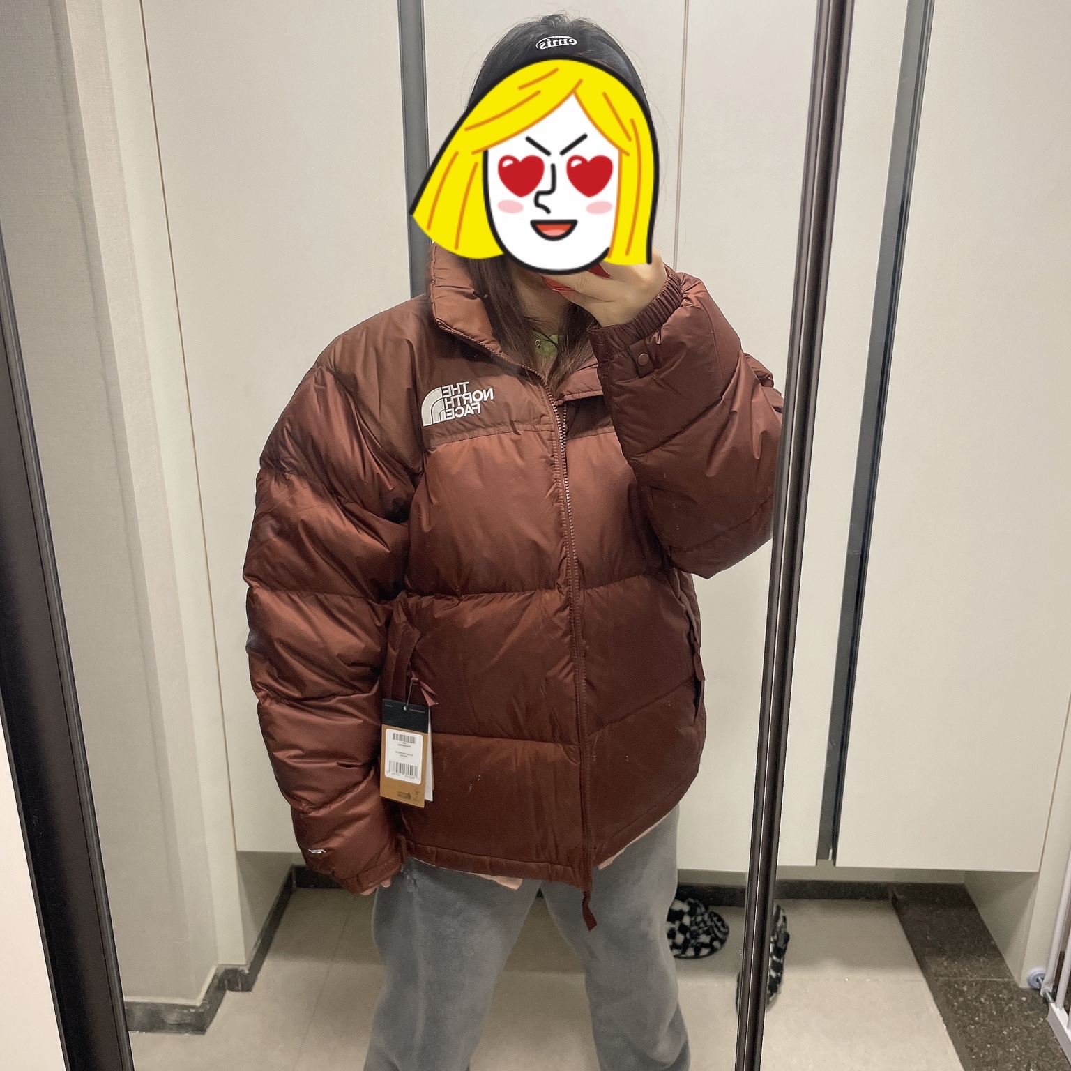 The North Face 1996 Retro Nuptse Jacket Dark Oak, Essentials The Core Collection Crewneck Sweatshirt Dark Oatmeal 착용 스타일 - 3