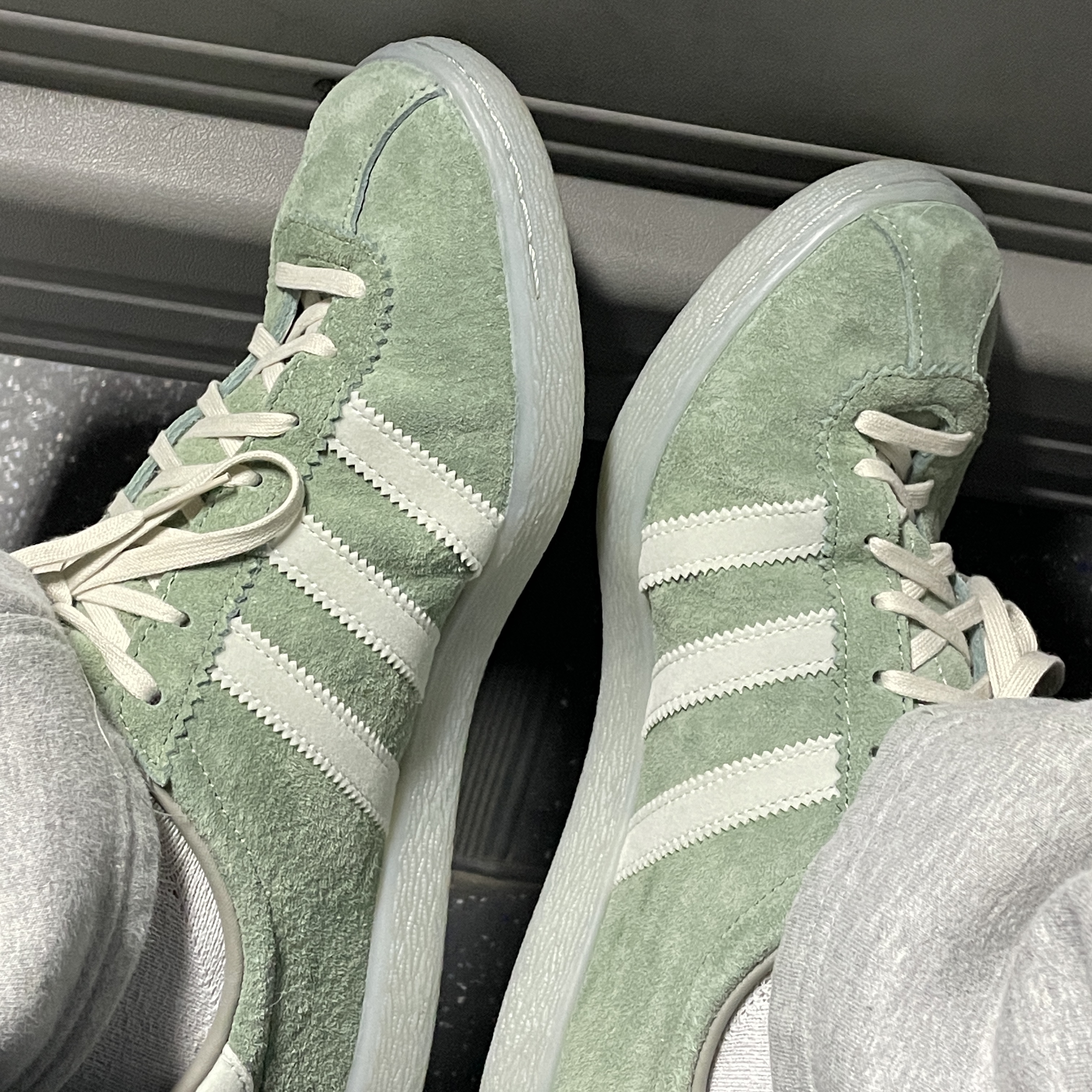 Adidas Tobacco Silver Green Pantone 착용 스타일 - 1