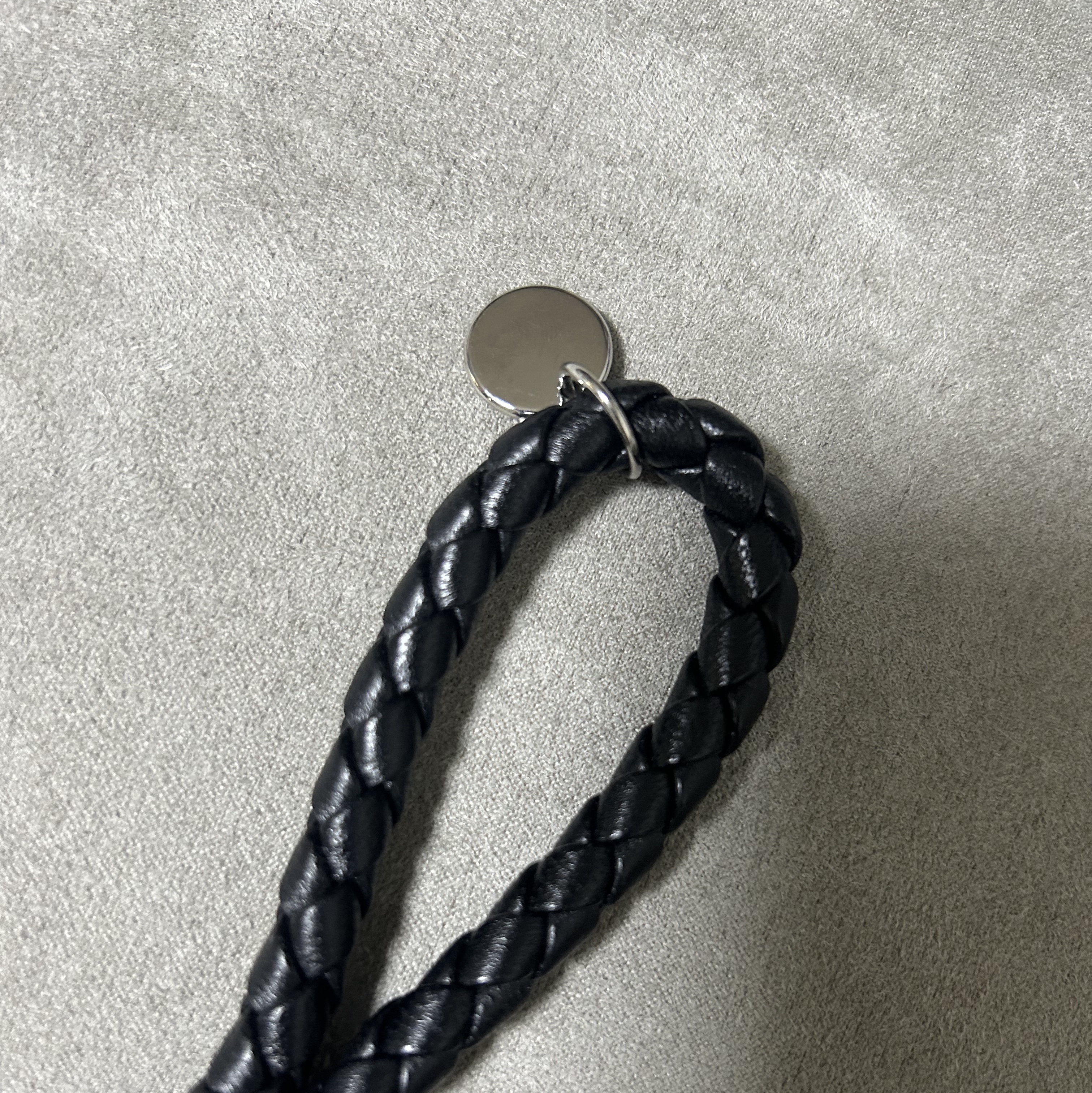 Bottega Veneta Logo Tag Keyring Black 착용 스타일