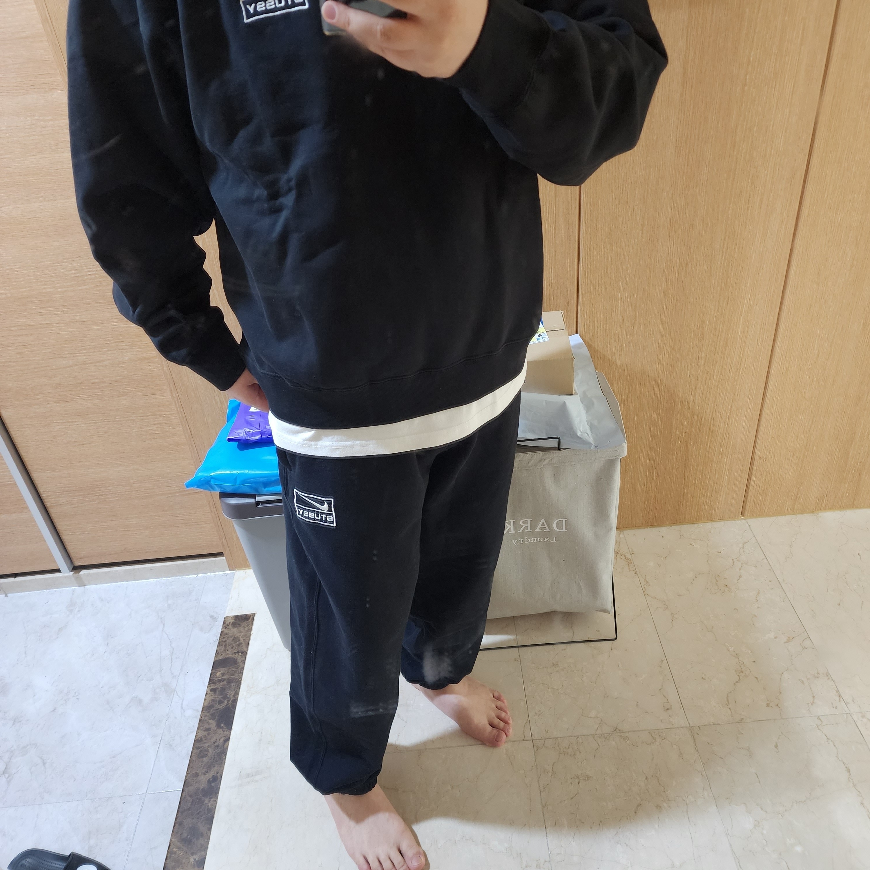 Nike x Stussy NRG Washed Fleece Pants Black (DO5296-010), Nike x Stussy NRG RA Pullover Hoodie Dark Grey Heather (DJ9488-063) 착용 스타일 - 1