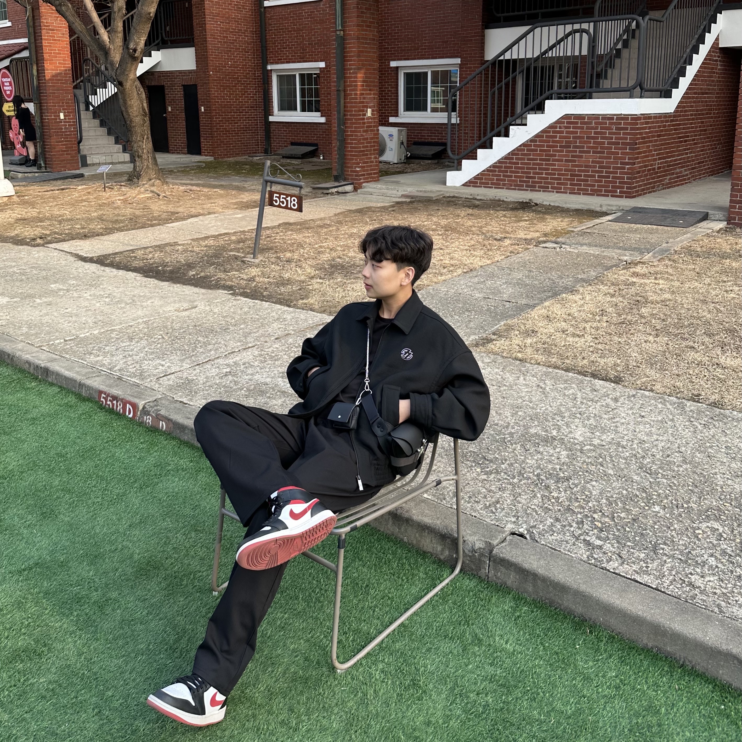 Zara x Ader Error Oversize Collar Bomber Jacket Black, Jordan 1 Mid Gym Red Black White 착용 스타일 - 3