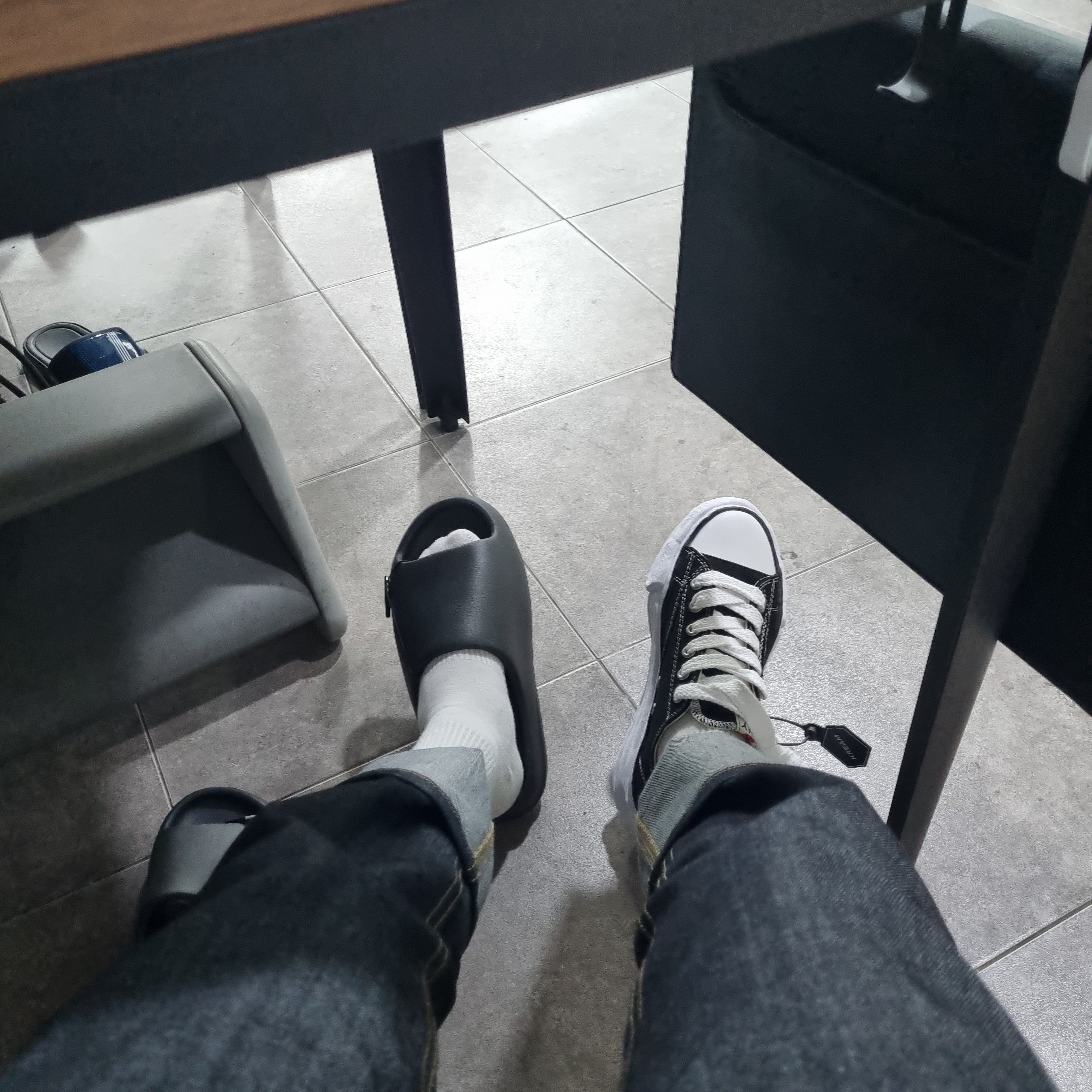 Adidas Yeezy Slide Onyx 착용 스타일