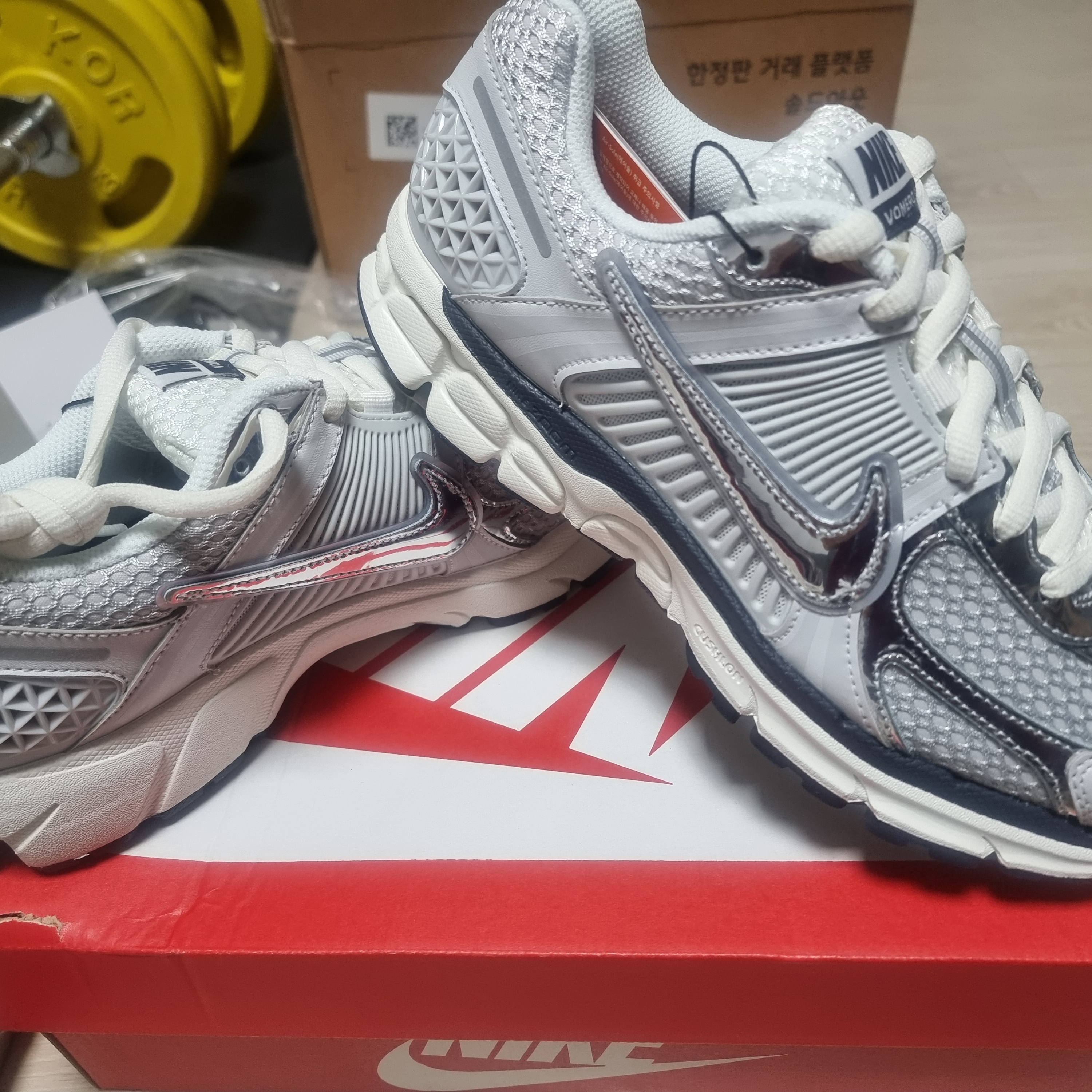 (W) Nike Zoom Vomero 5 Photon Dust and Metallic Silver 착용 스타일 - 1