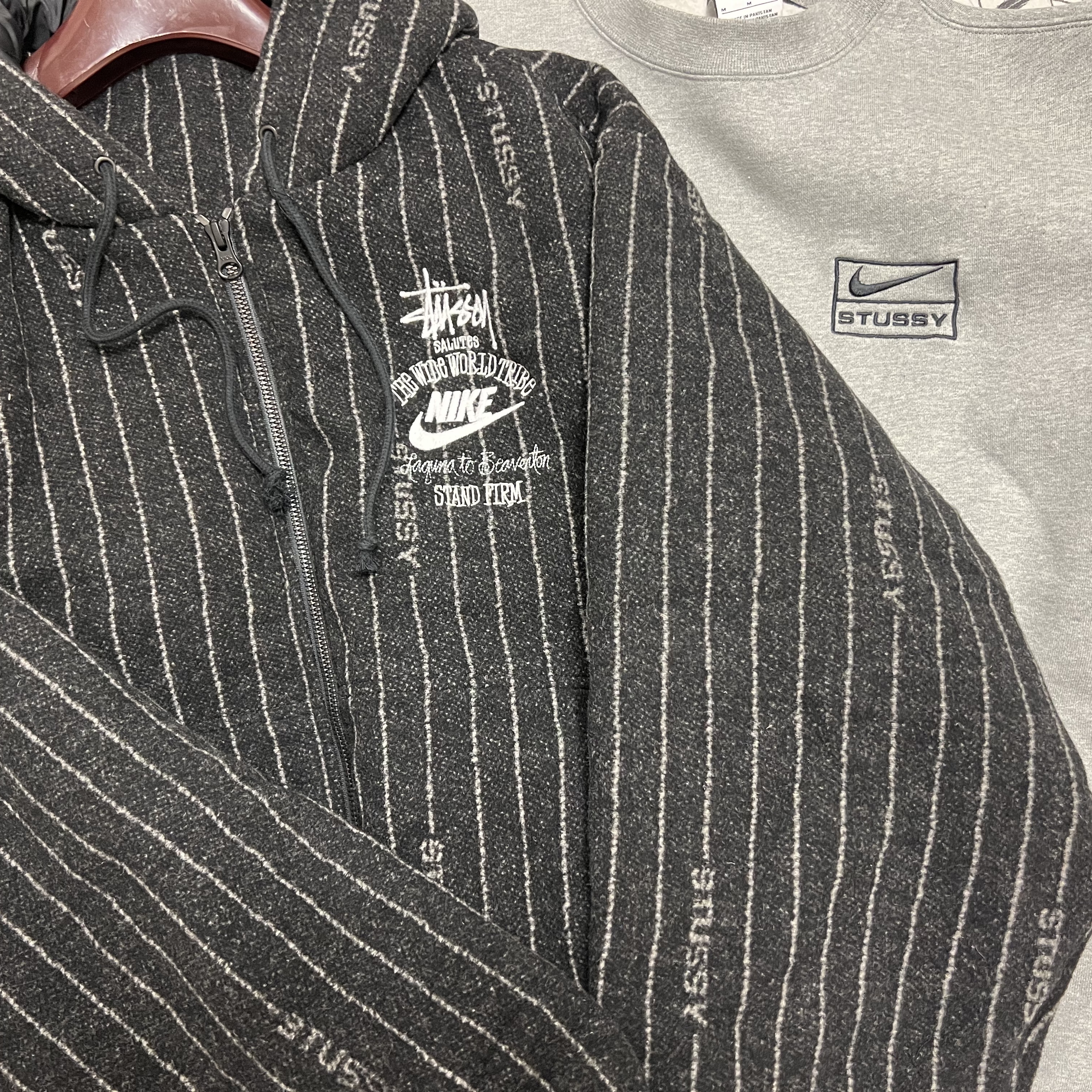 Nike x Stussy NRG Striped Wool Jacket Black (DR4023-010), Nike x Stussy NRG Fleece Crewneck Dark Grey Heather (DO9337-063) 착용 스타일