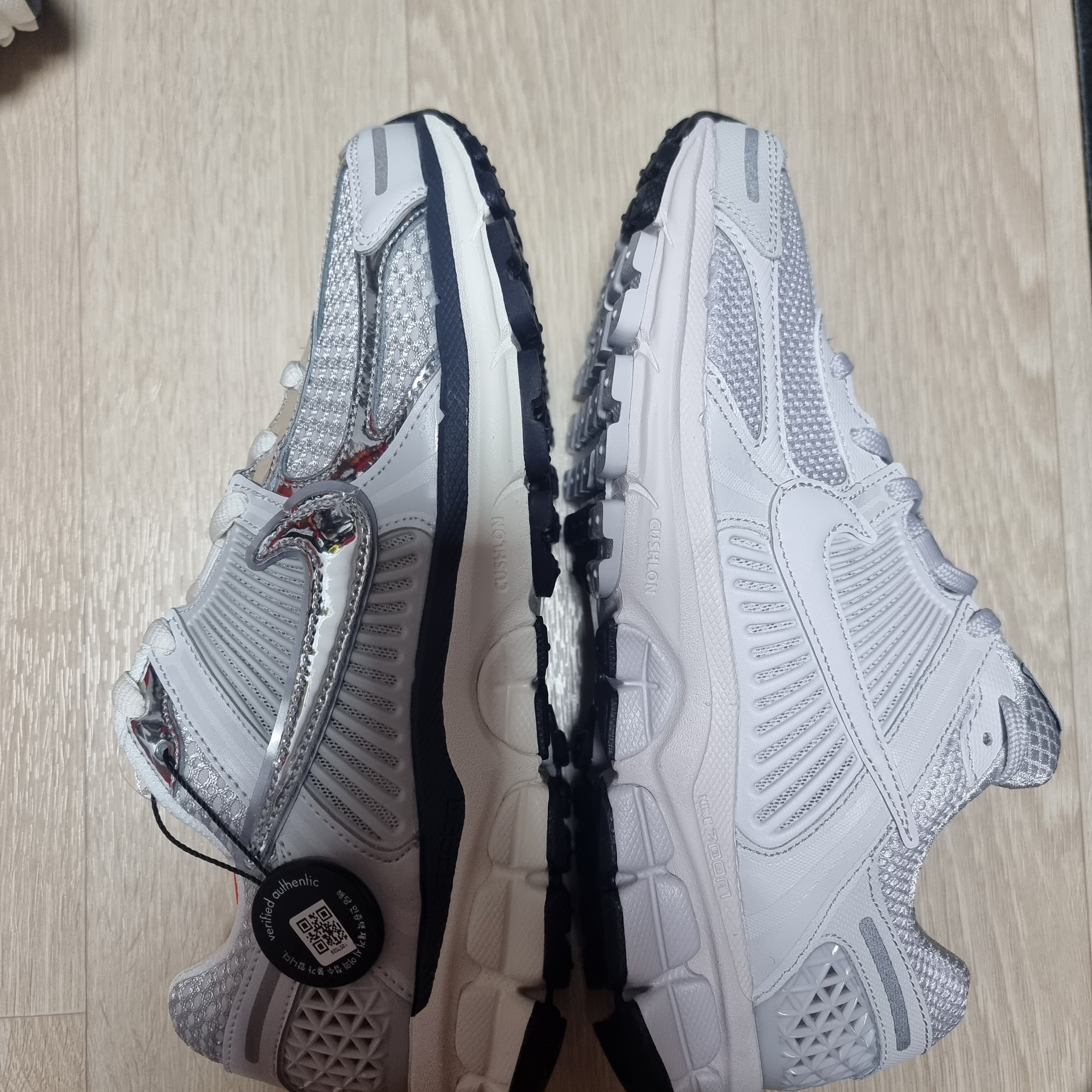(W) Nike Zoom Vomero 5 Photon Dust and Metallic Silver 착용 스타일 - 2