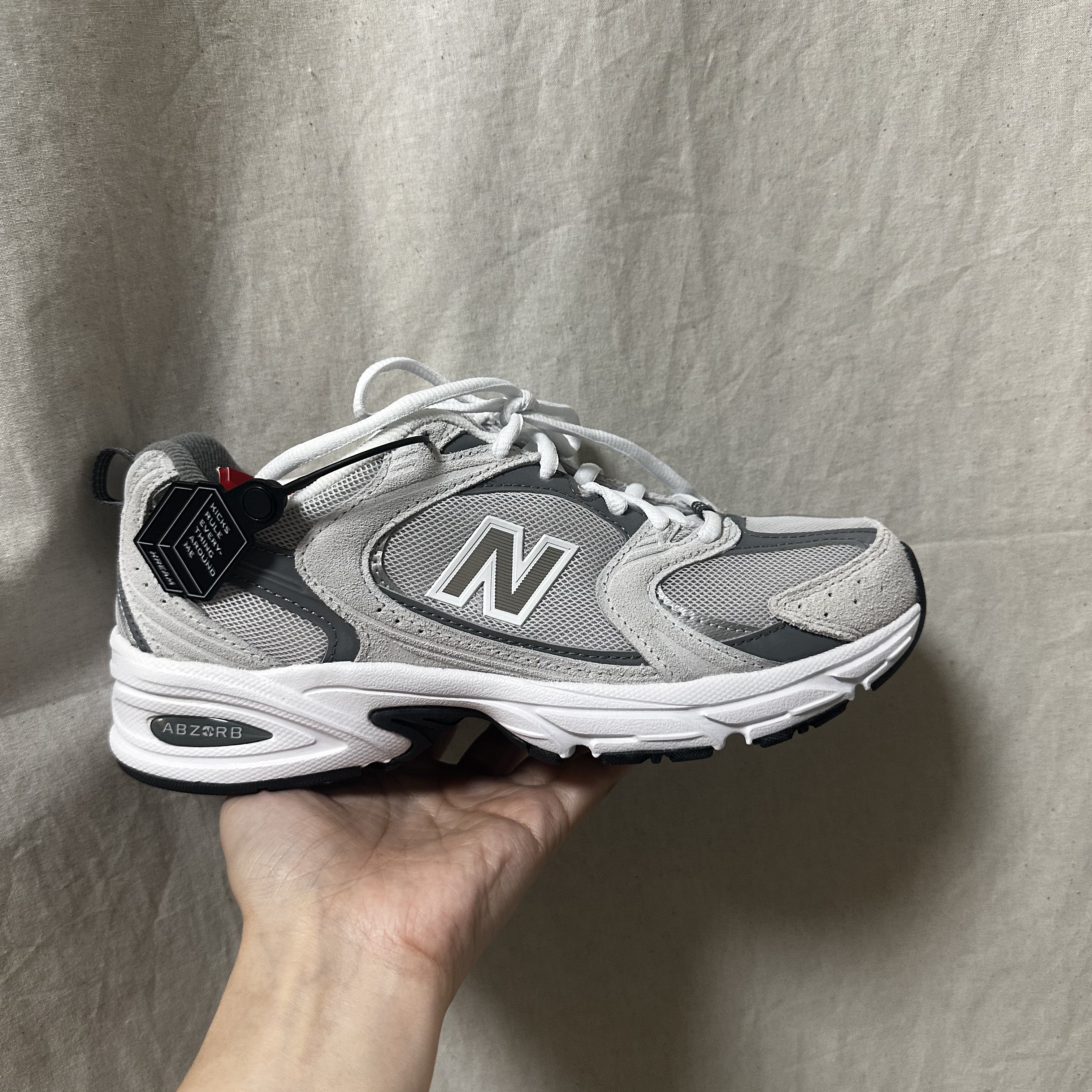 New Balance 530 Classic Grey 착용 스타일 - 3