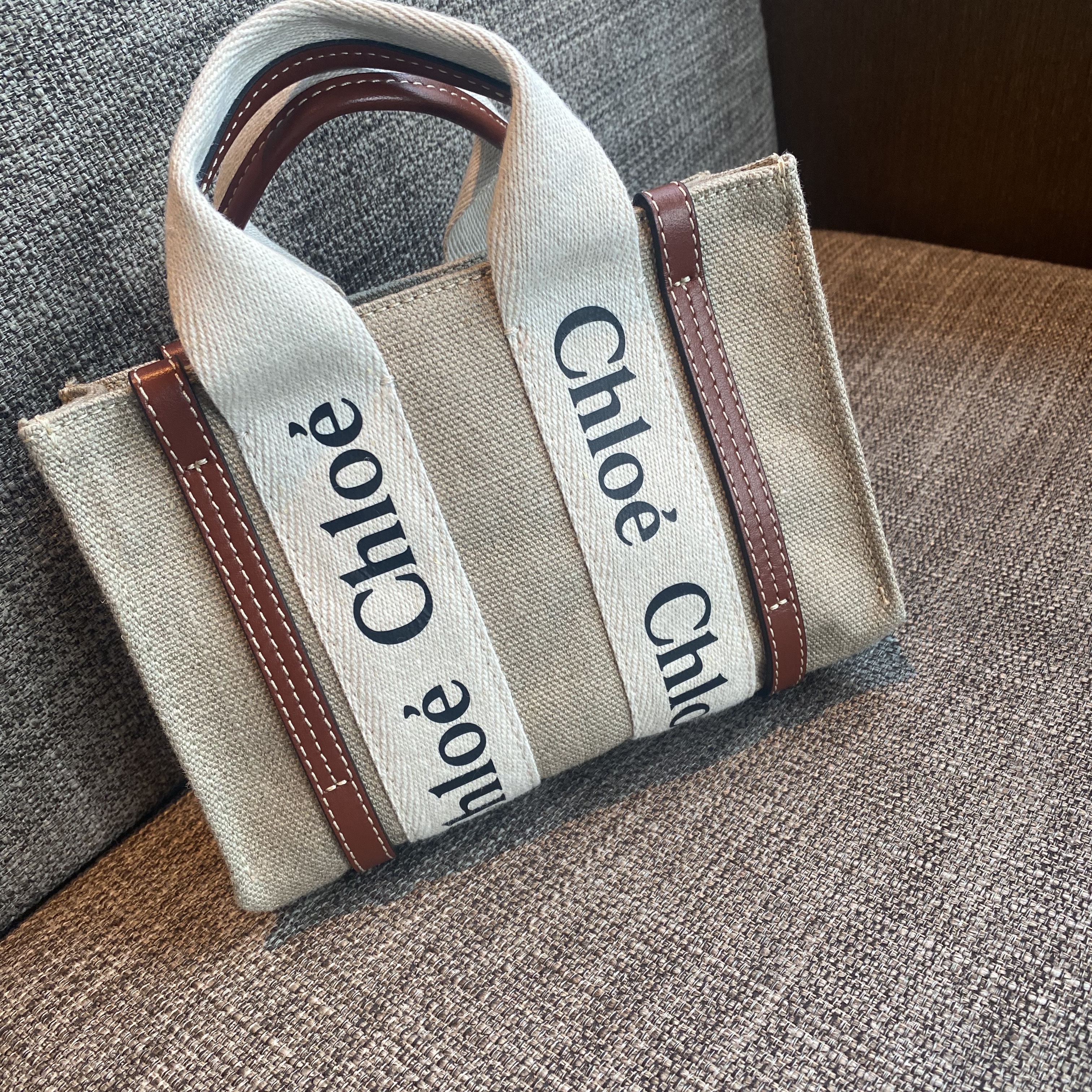 Chloe Woody Mini Tote Bag White Brown 착용 스타일