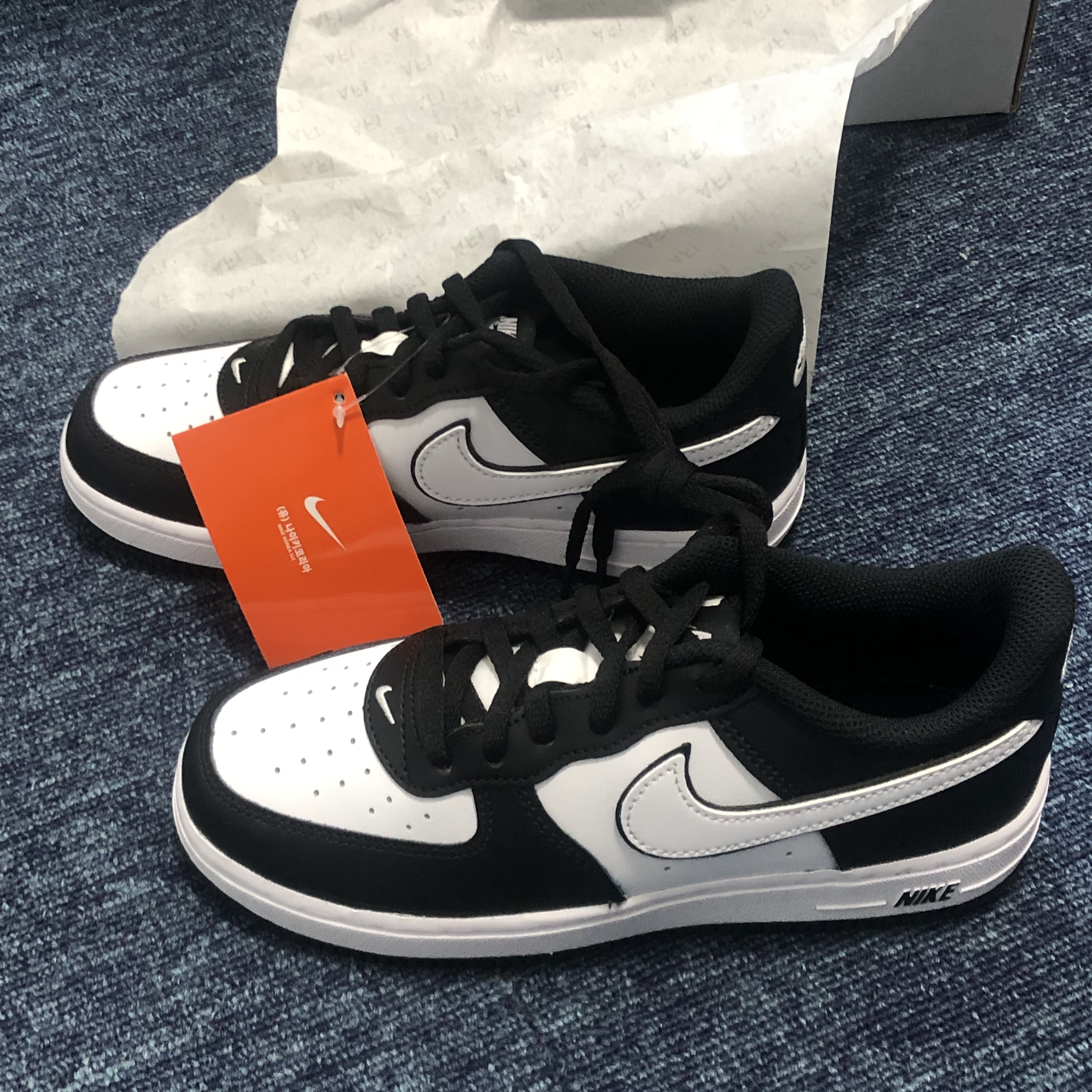 Nike Air Force 1 '07 LV8 White Black 착용 스타일