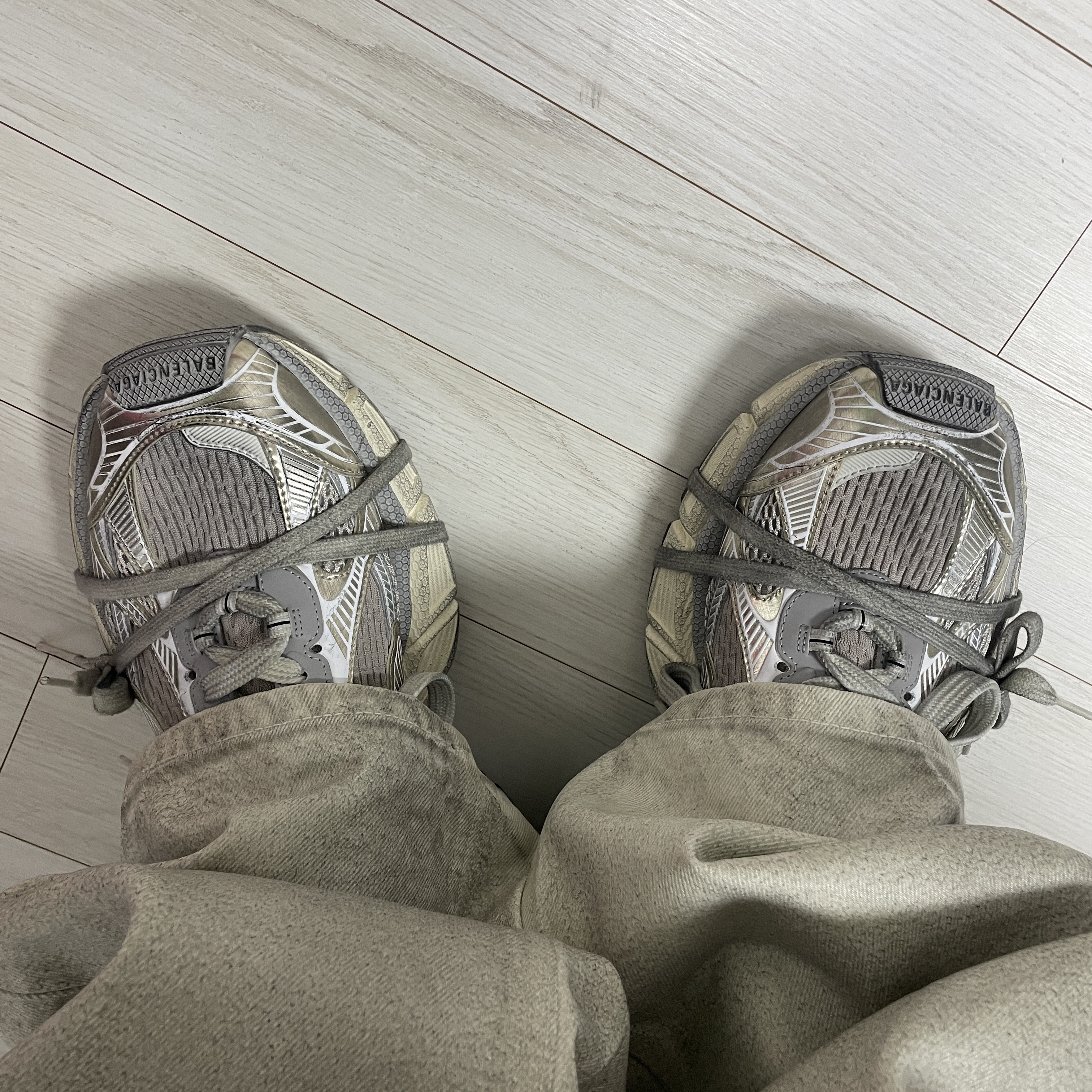 Balenciaga 3XL Sneakers Light Beige 착용 스타일 - 2