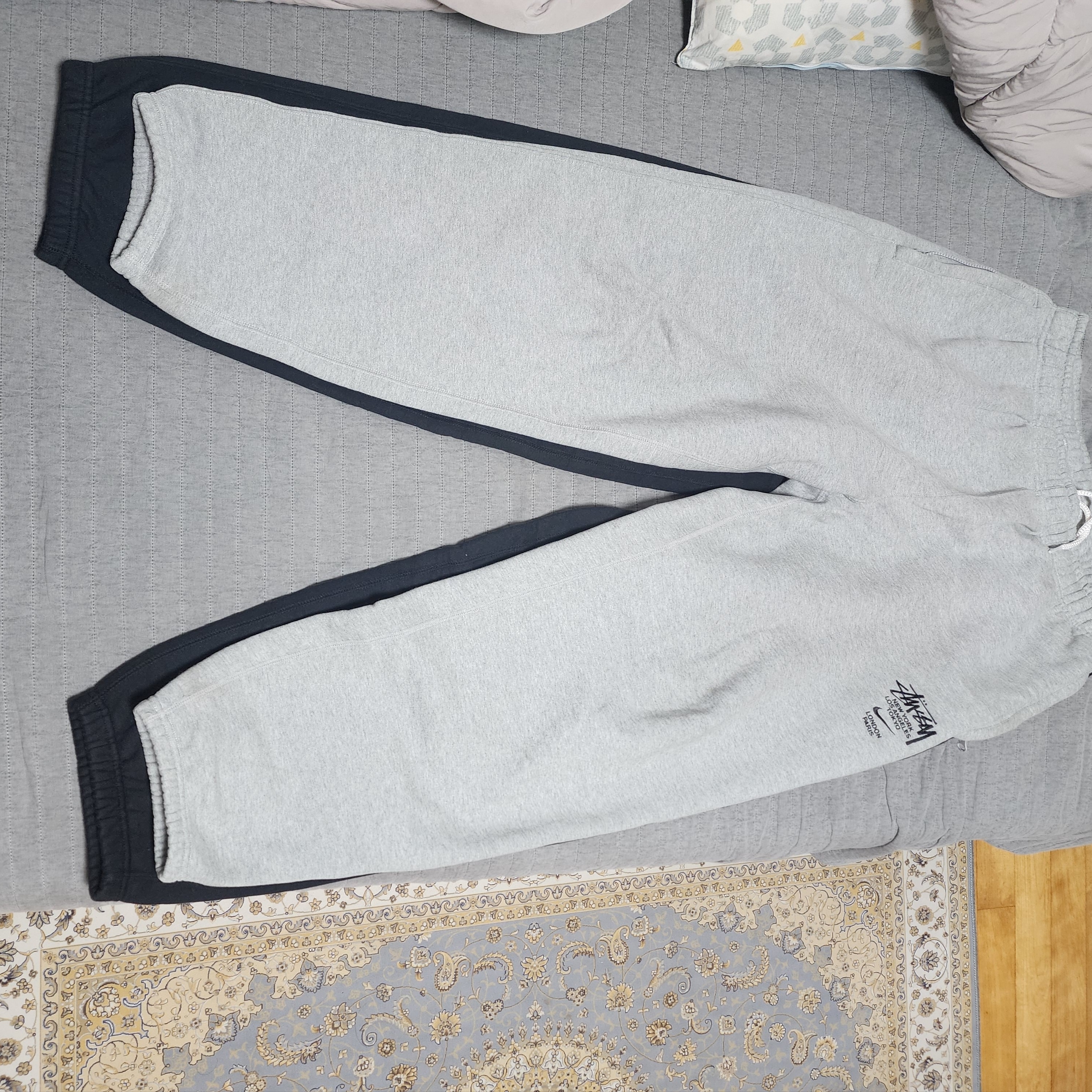 Nike x Stussy NRG Washed Fleece Pants Black (DO5296-010), Nike x Stussy NRG RA Pullover Hoodie Dark Grey Heather (DJ9488-063) 착용 스타일 - 2