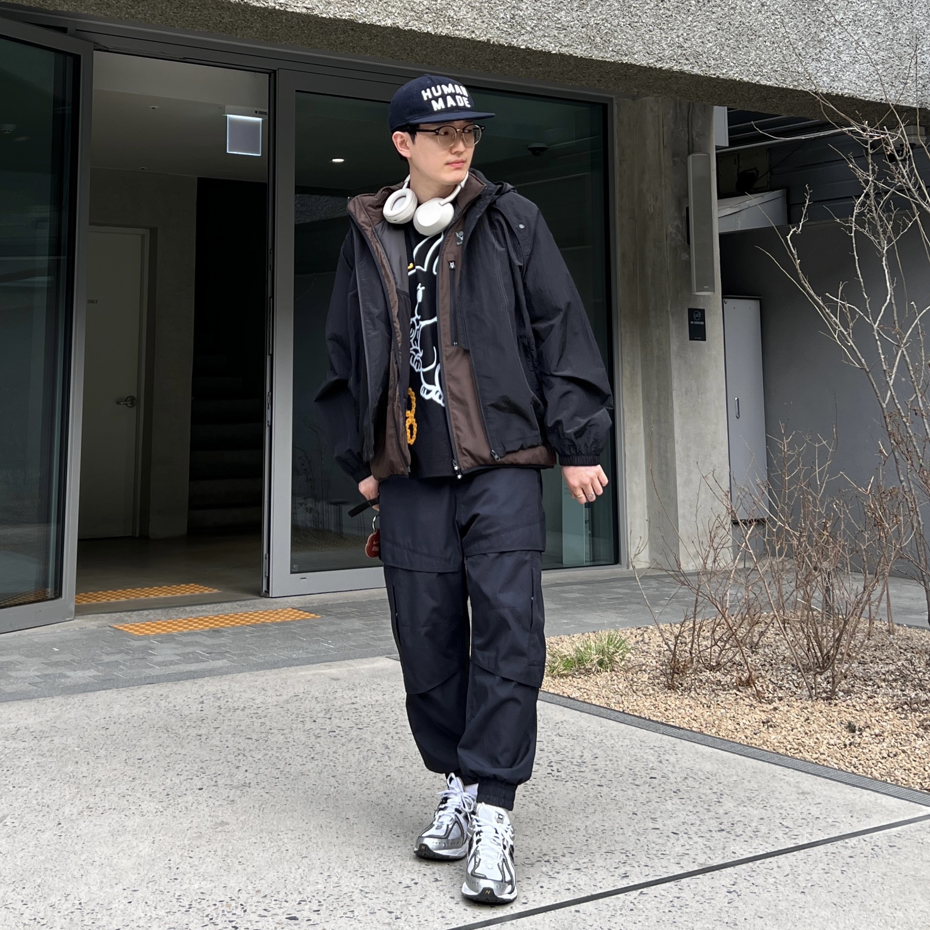 Open Yy Black Rabbit T-Shirt Black, New Balance 1906R White Gold 착용 스타일 - 1