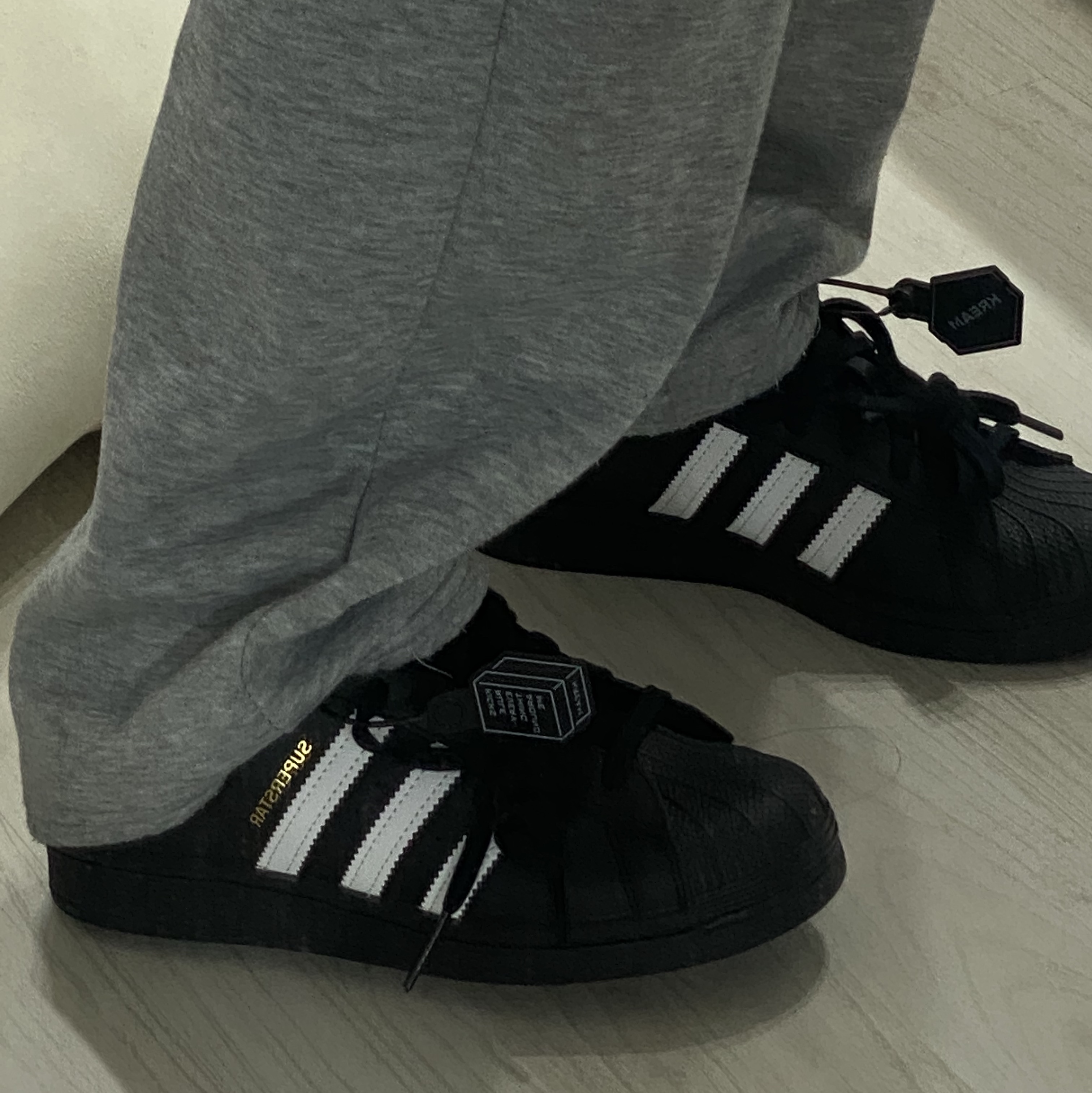 Adidas Superstar Core Black White 착용 스타일