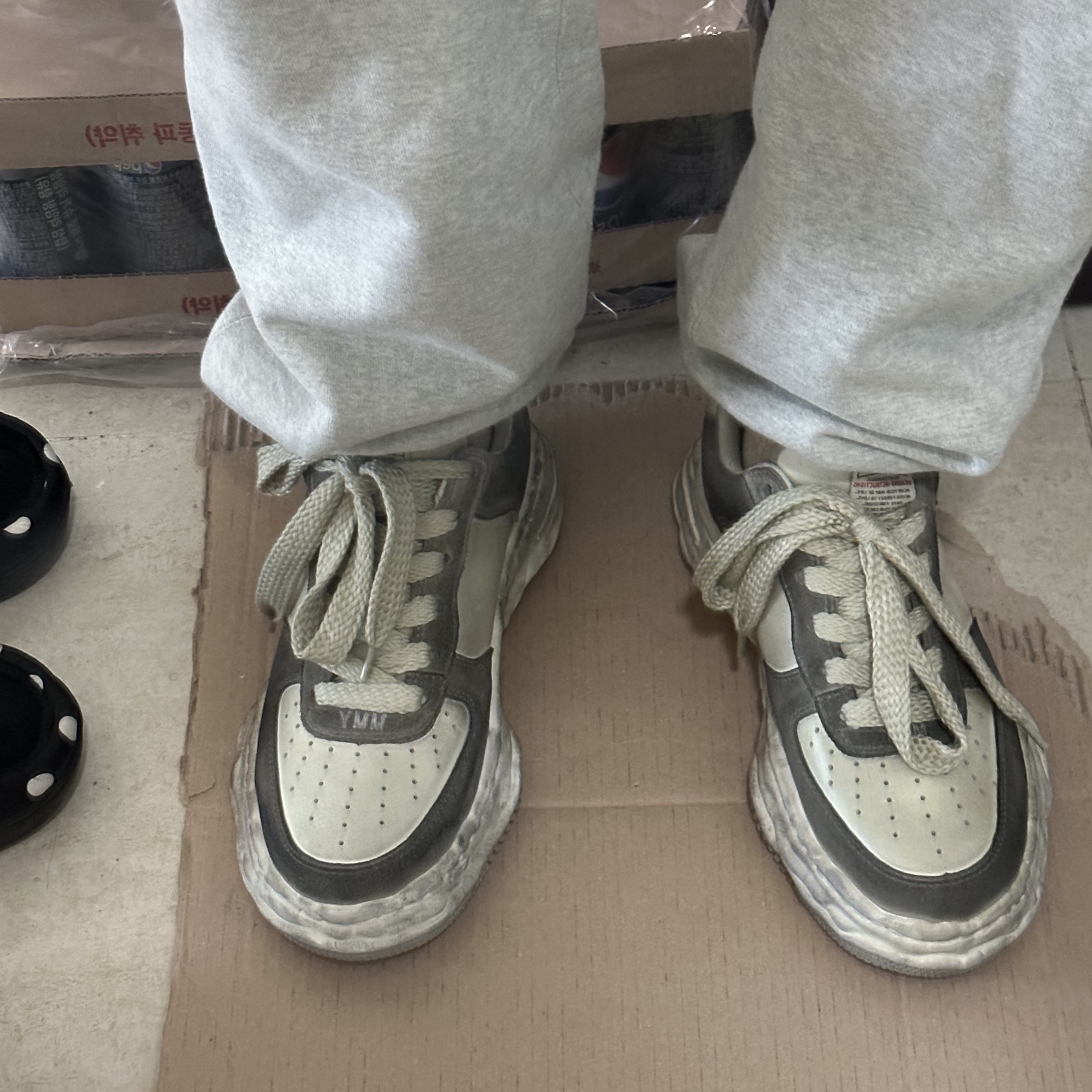 Maison Mihara Yasuhiro Wayne OG Sole Distressed Leather Low-top Sneaker White 착용 스타일 - 3