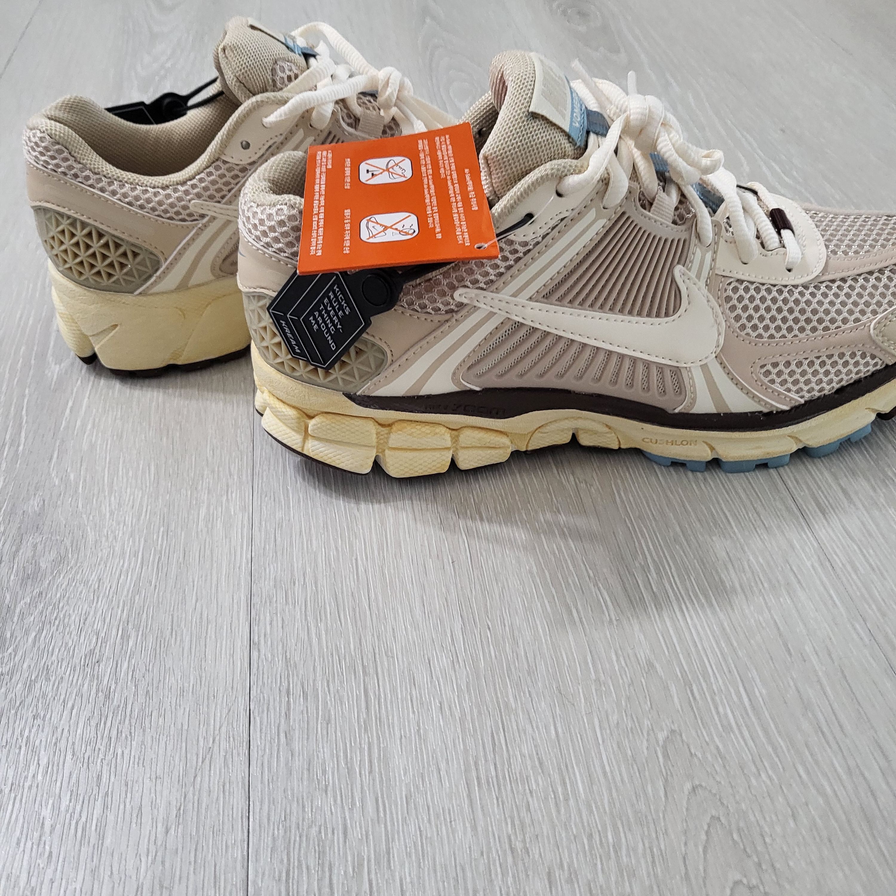 (W) Nike Zoom Vomero 5 Oatmeal 착용 스타일 - 2