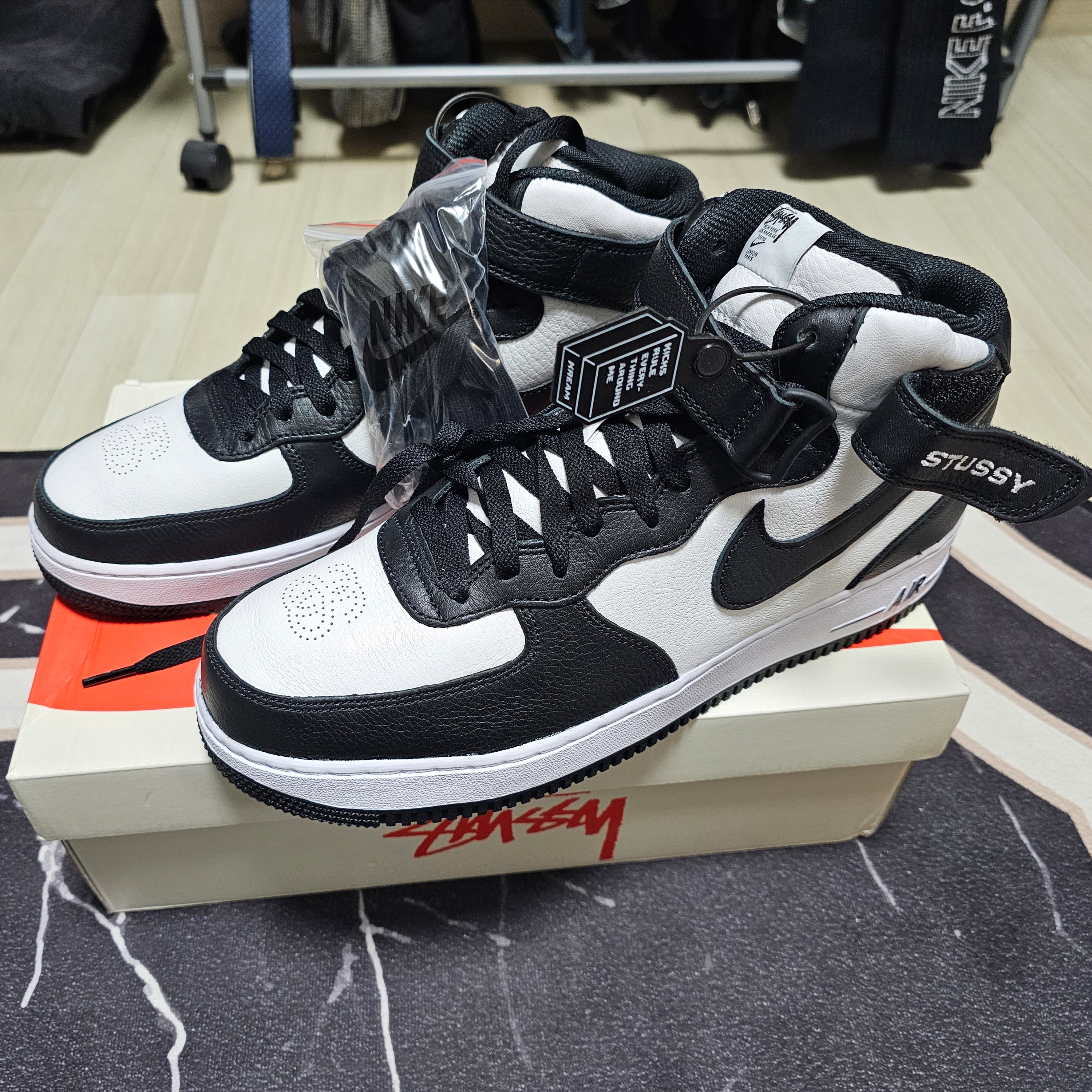 Nike x Stussy Air Force 1 '07 Mid SP Black and Light Bone 착용 스타일 - 1
