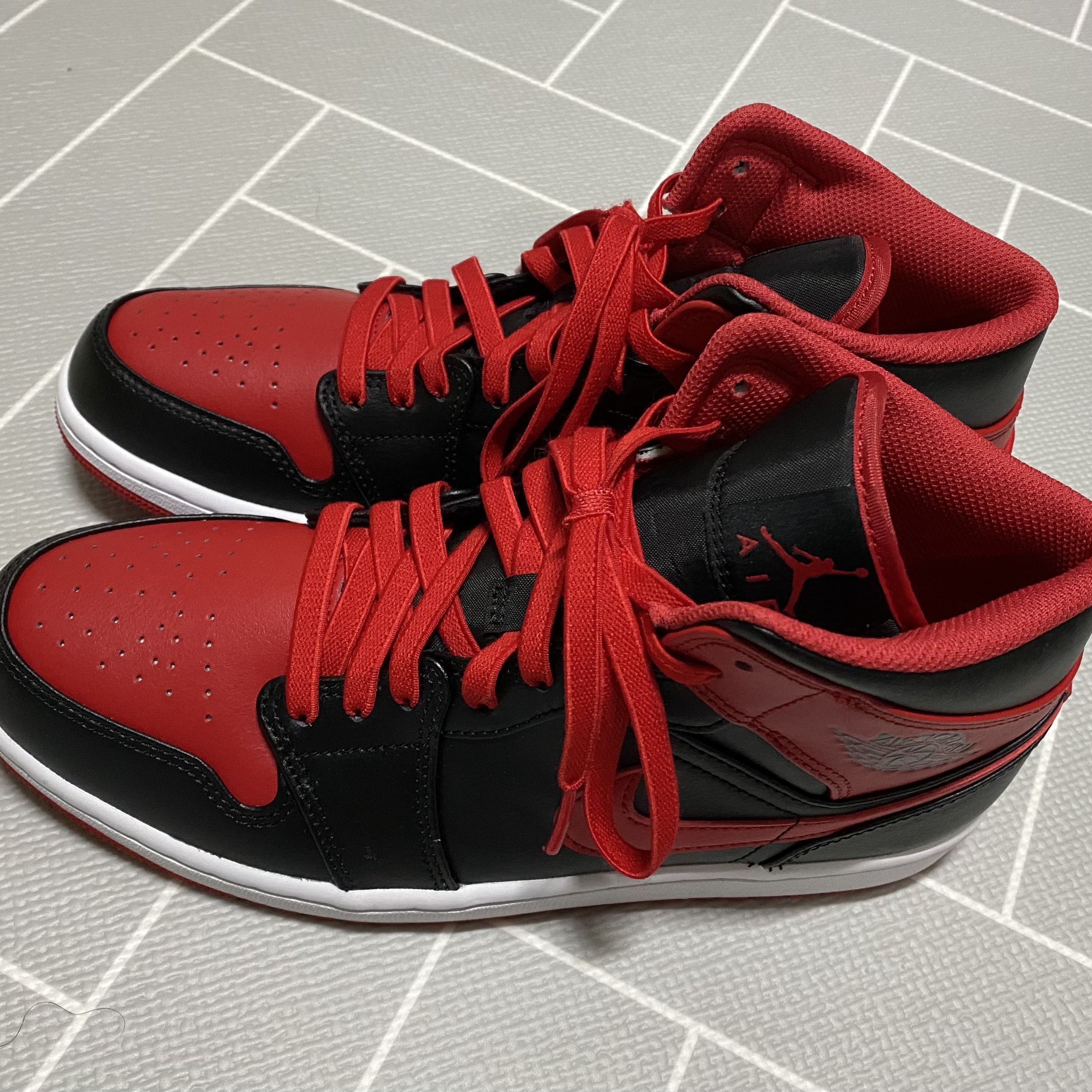 Jordan 1 Mid Black Fire Red 착용 스타일 - 1