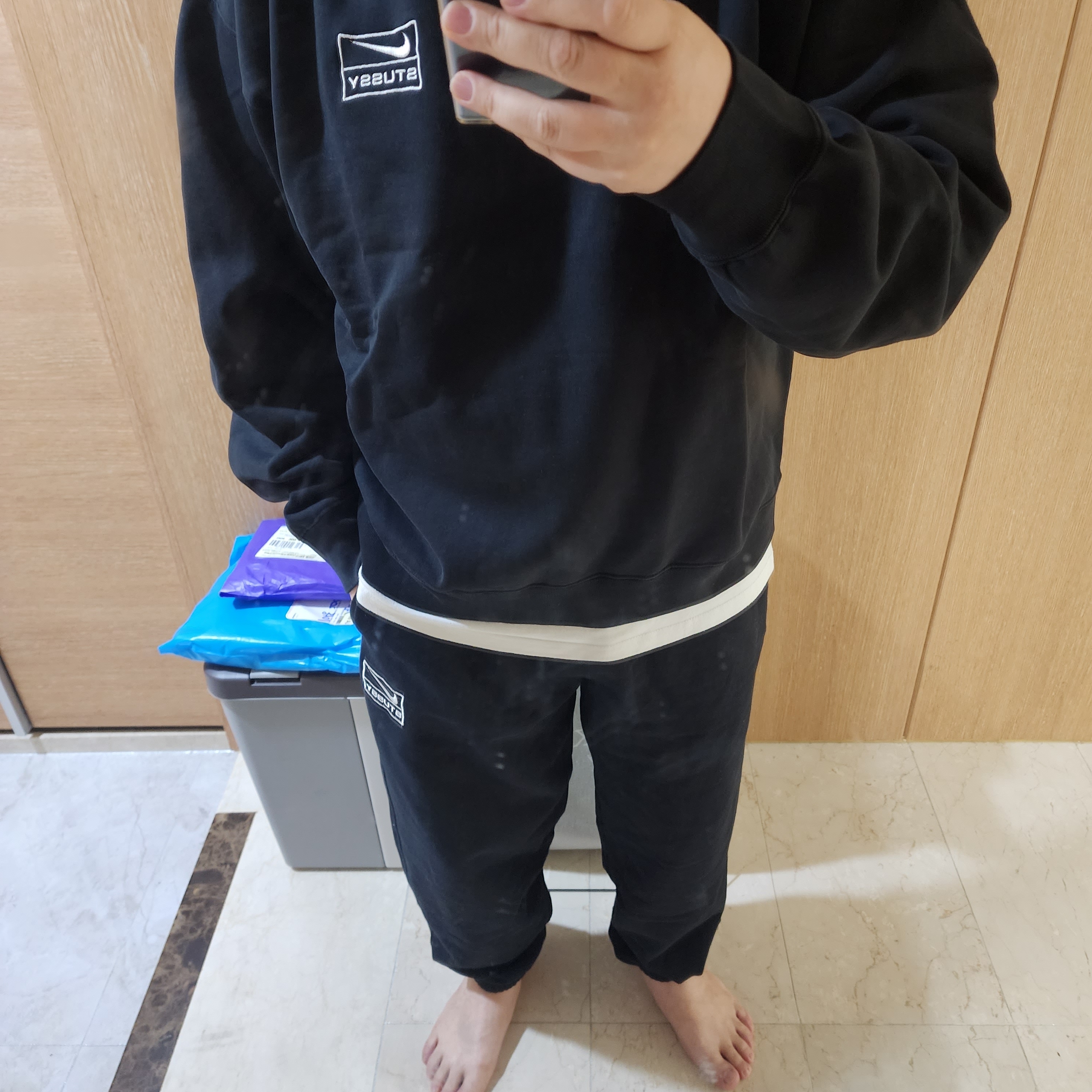 Nike x Stussy NRG Washed Fleece Crewneck Black (DO5310-010), Nike x Stussy NRG Washed Fleece Pants Black (DO5296-010) 착용 스타일
