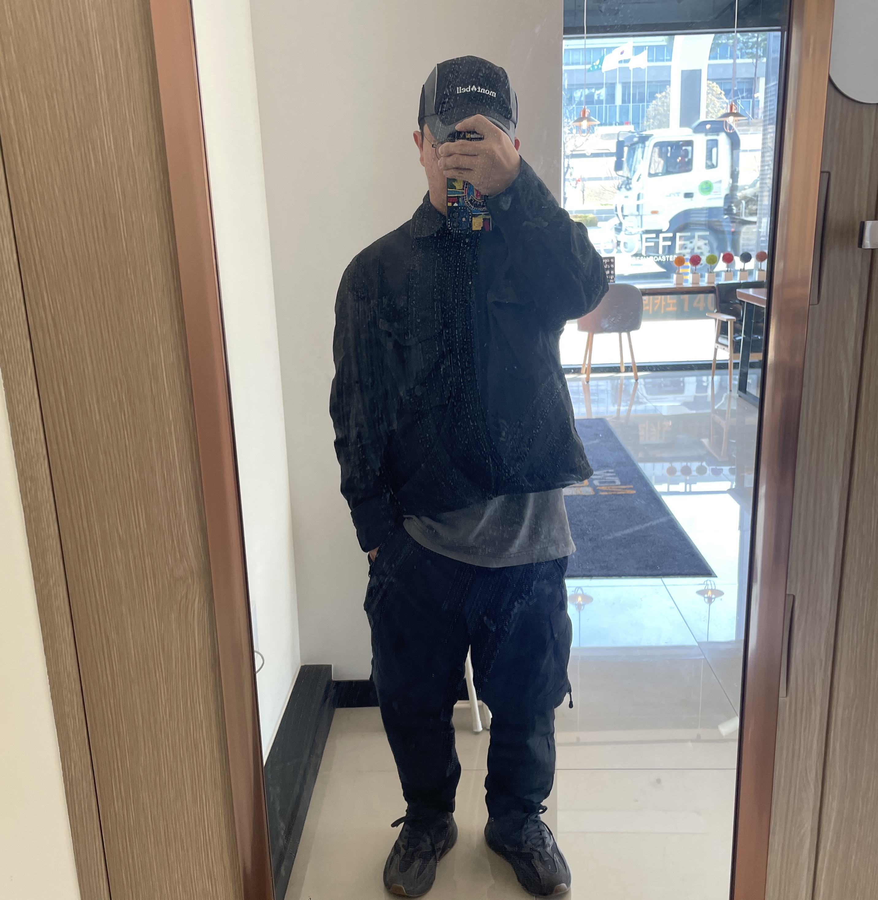 Adidas Yeezy Boost 700 Utility Black 착용 스타일