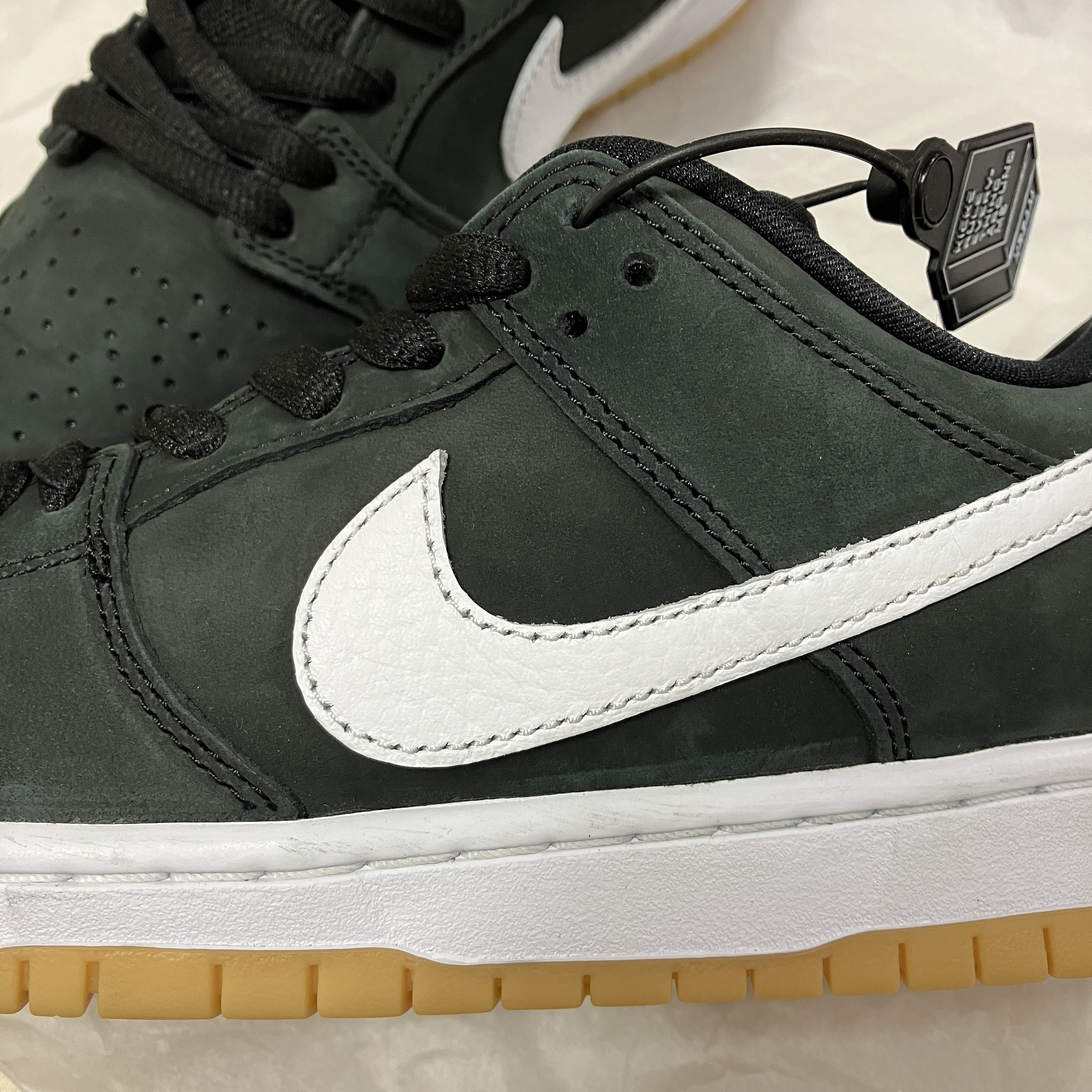 Nike SB Dunk Low Pro Black White 착용 스타일 - 2