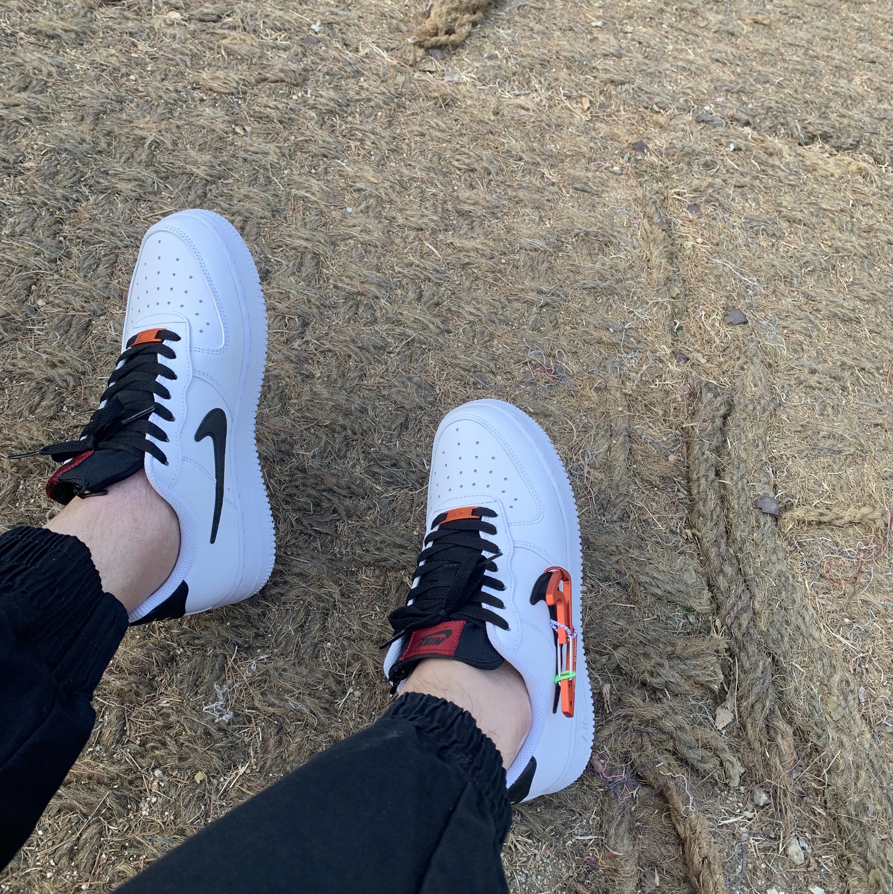 Nike Air Force 1 '07 PRM Carabiner Red 착용 스타일 - 2
