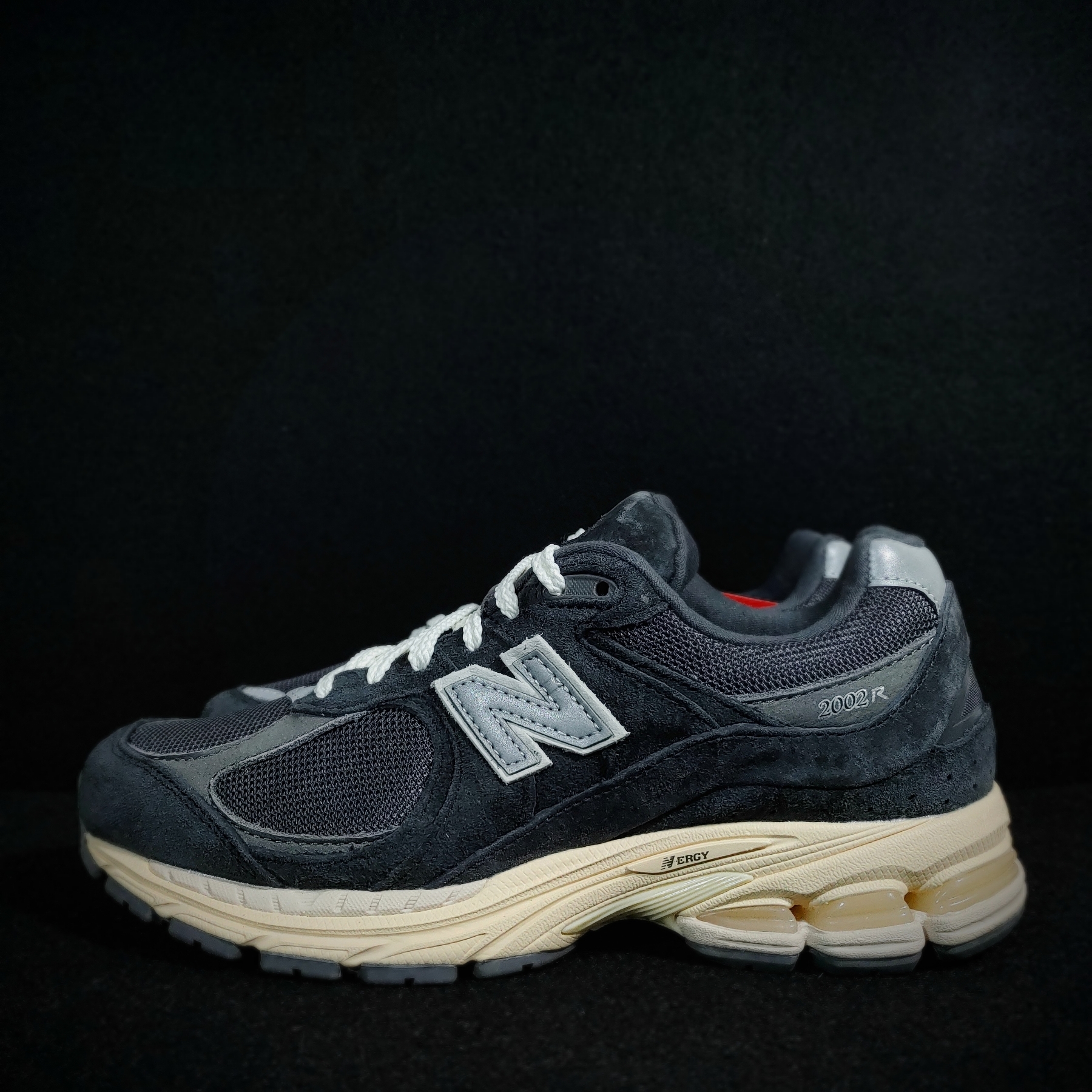 New Balance 2002R Special Vintage Black Grey 착용 스타일 - 2